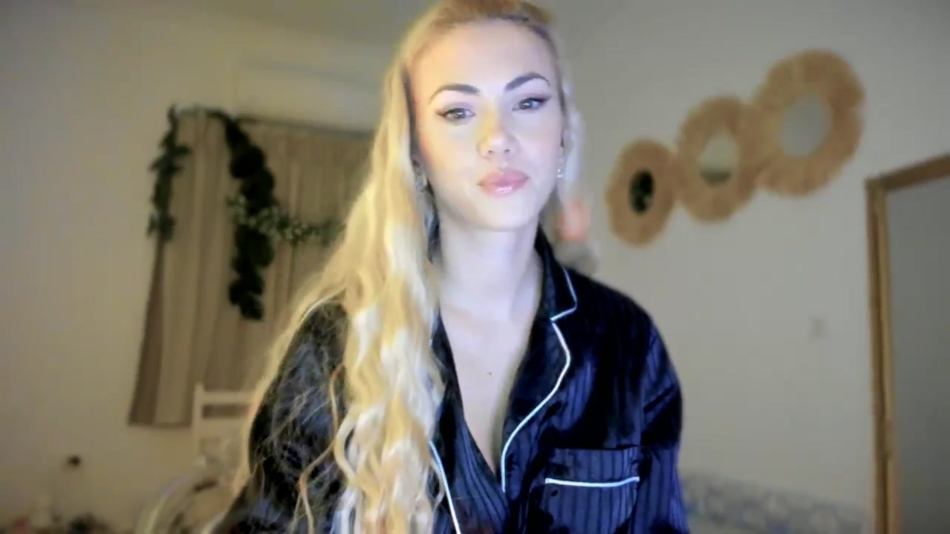 Gallery image thumbnail from VivianisHere's myfreecams stream on, 03/20/2025, 08:55 image 16 of 20