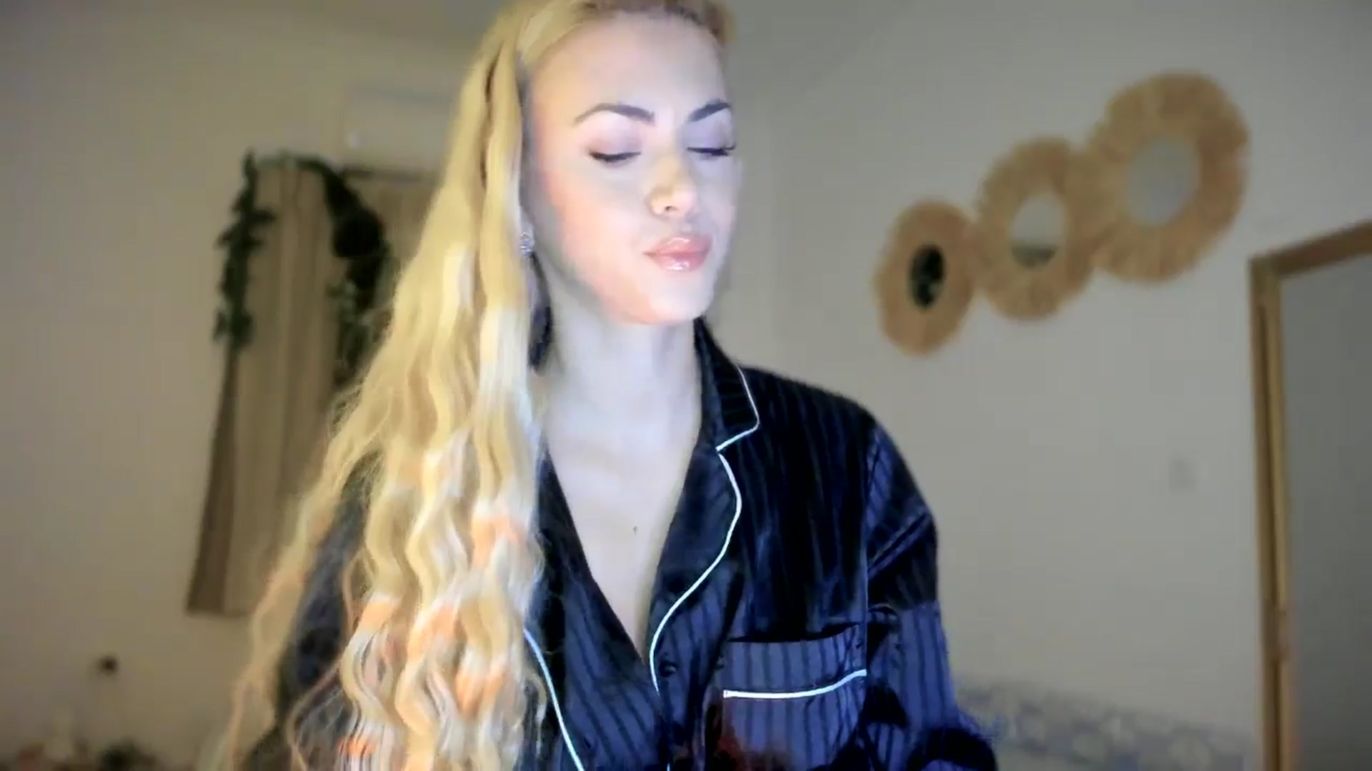 Gallery image thumbnail from VivianisHere's myfreecams stream on, 03/20/2025, 08:55 image 15 of 20