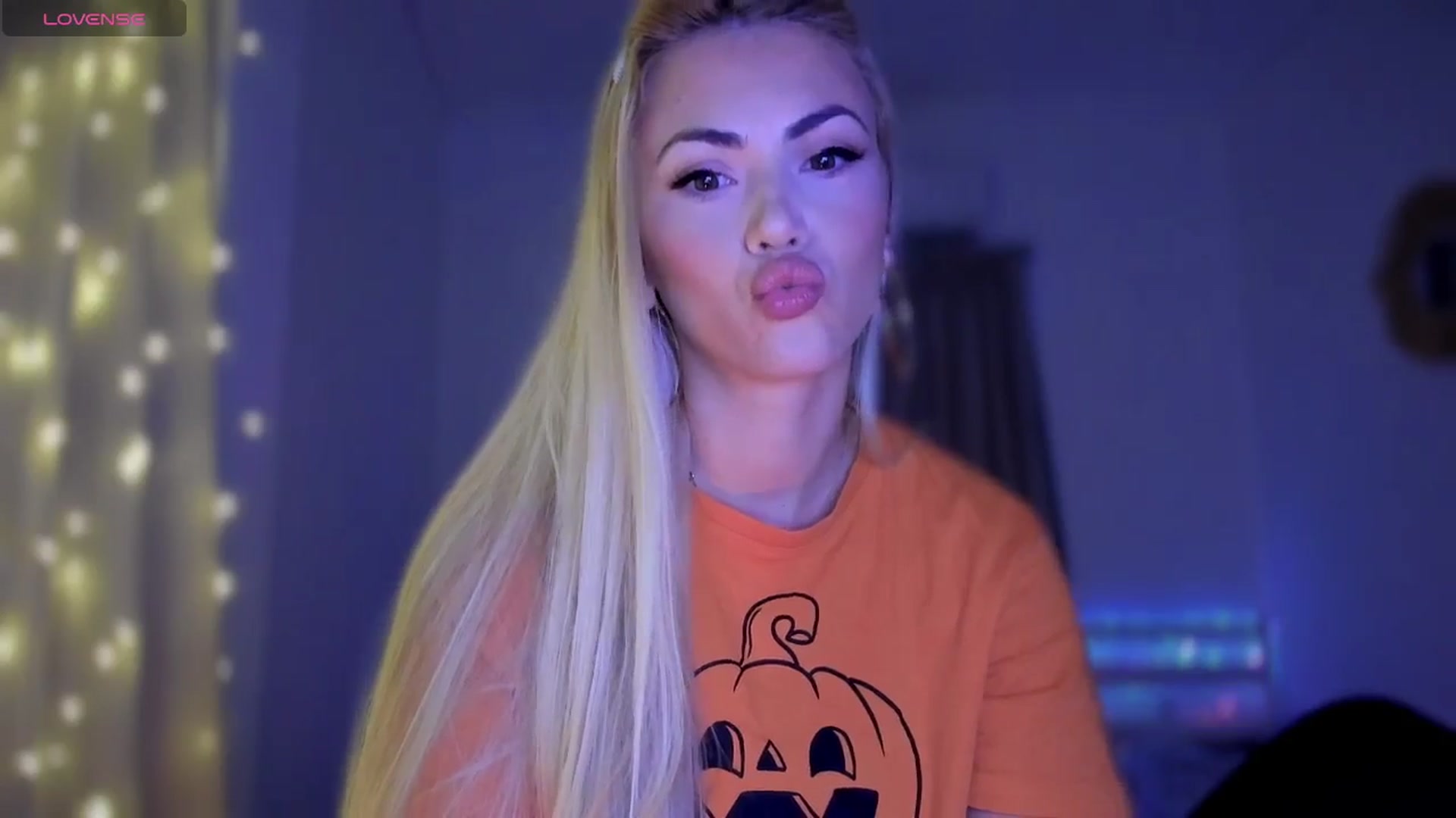 Gallery image thumbnail from VivianisHere's myfreecams stream on, 05/19/2025, 06:55 image 5 of 20