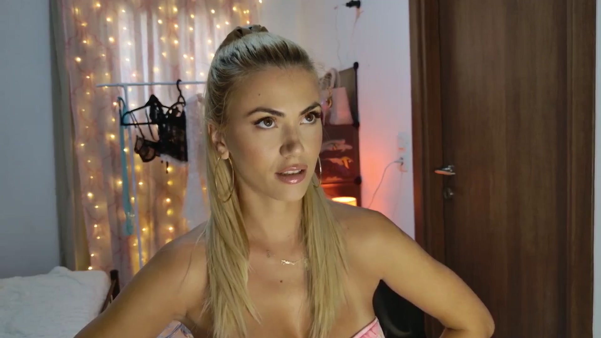 Gallery image thumbnail from VivianisHere's myfreecams stream on, 08/16/2025, 07:45 image 7 of 20