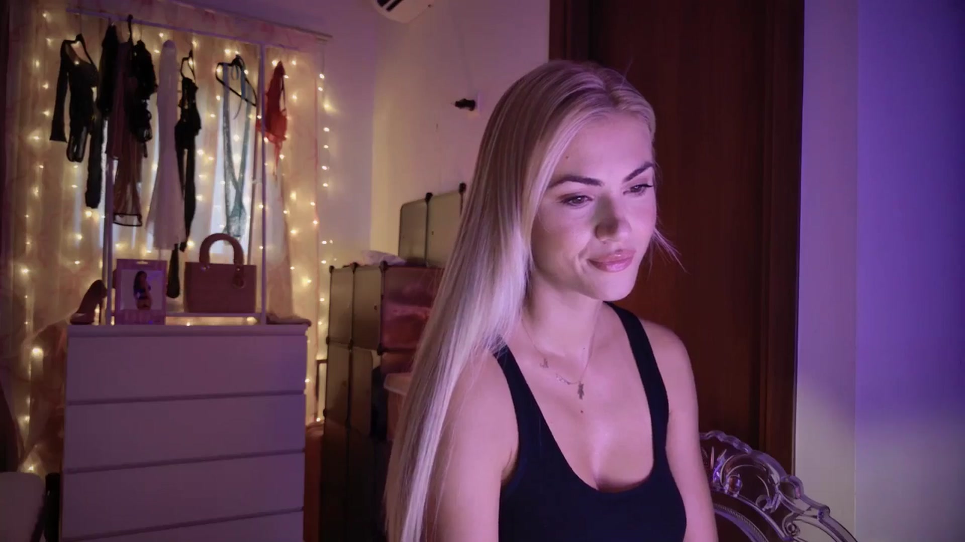 Gallery image thumbnail from VivianisHere's myfreecams stream on, 09/05/2025, 06:58 image 3 of 20