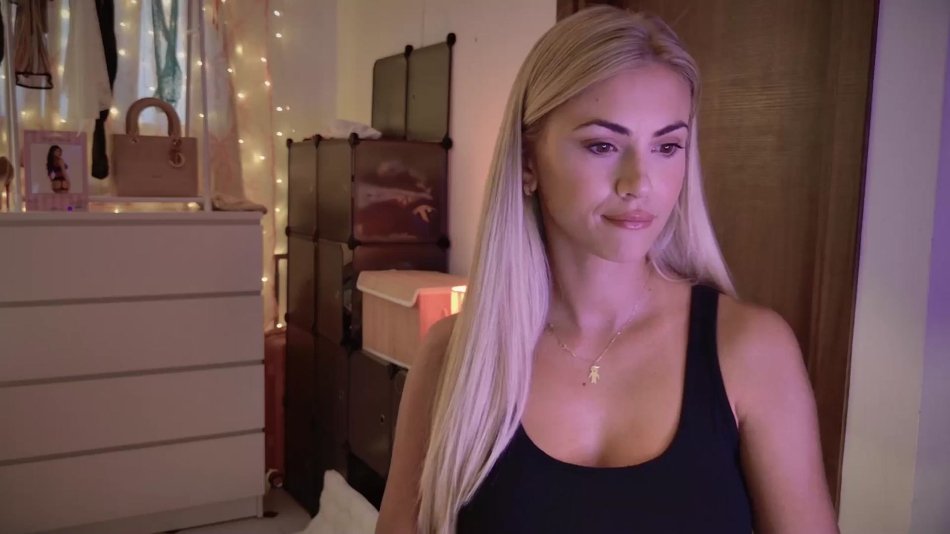 Gallery image thumbnail from VivianisHere's myfreecams stream on, 09/05/2025, 06:58 image 5 of 20
