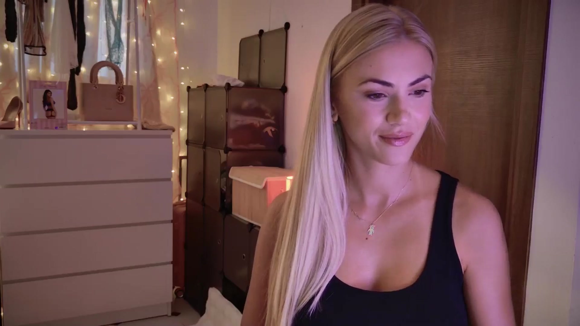 Gallery image thumbnail from VivianisHere's myfreecams stream on, 09/05/2025, 06:58 image 8 of 20