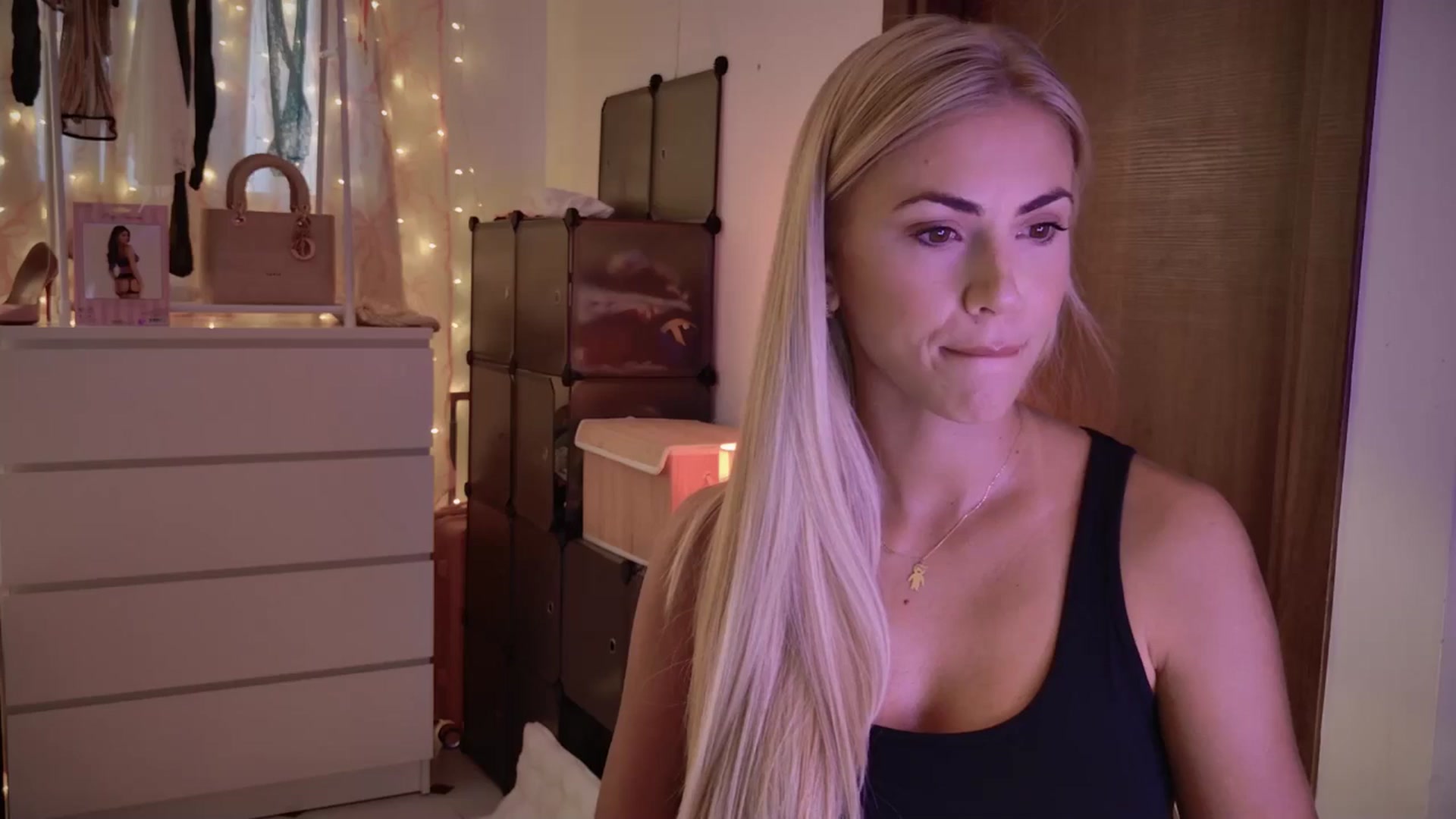 Gallery image thumbnail from VivianisHere's myfreecams stream on, 09/05/2025, 06:58 image 9 of 20