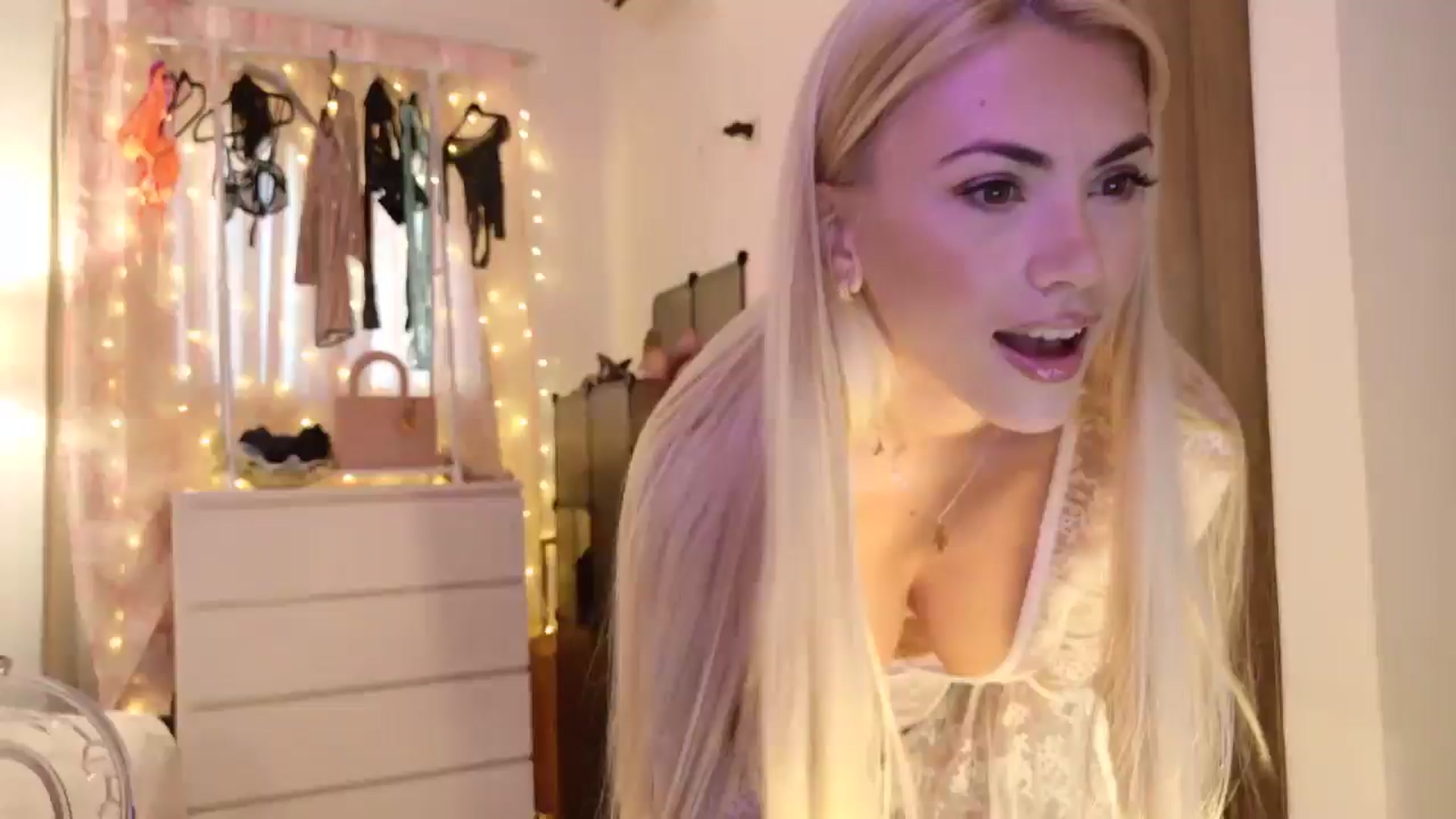 Gallery image thumbnail from VivianisHere's myfreecams stream on, 09/23/2025, 07:59 image 8 of 20