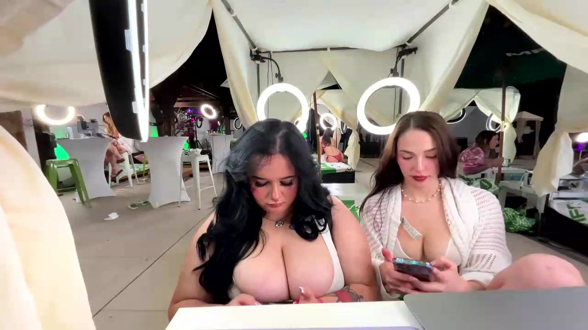 Gallery image thumbnail from Vivianvox's myfreecams stream on, 05/19/2026, 06:30 image 16 of 20