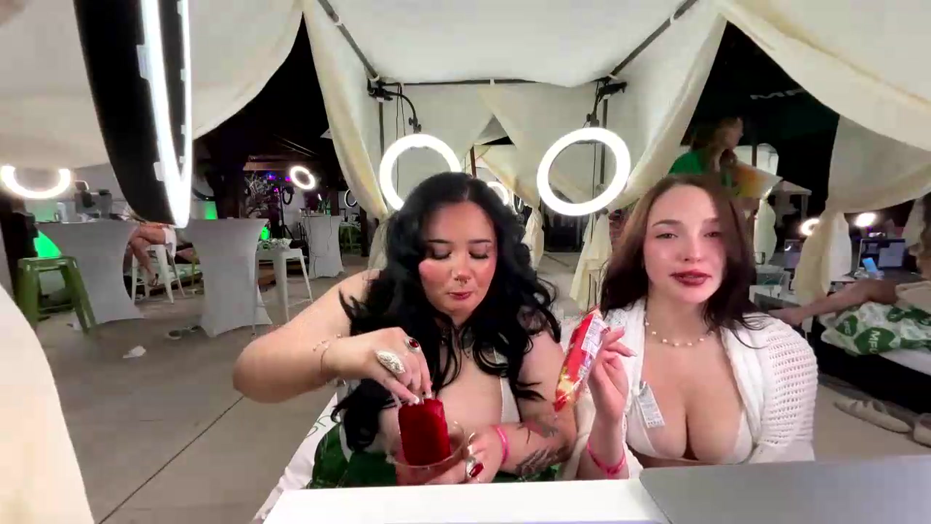 Gallery image thumbnail from Vivianvox's myfreecams stream on, 05/19/2026, 06:30 image 4 of 20