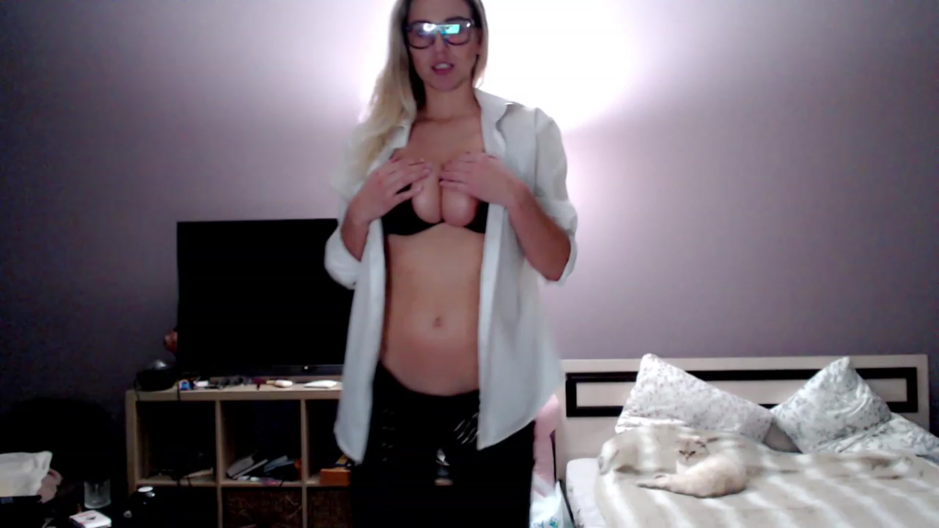 Gallery image thumbnail from VivicaCoke's myfreecams stream on, 11/23/2022, 18:41 image 18 of 20
