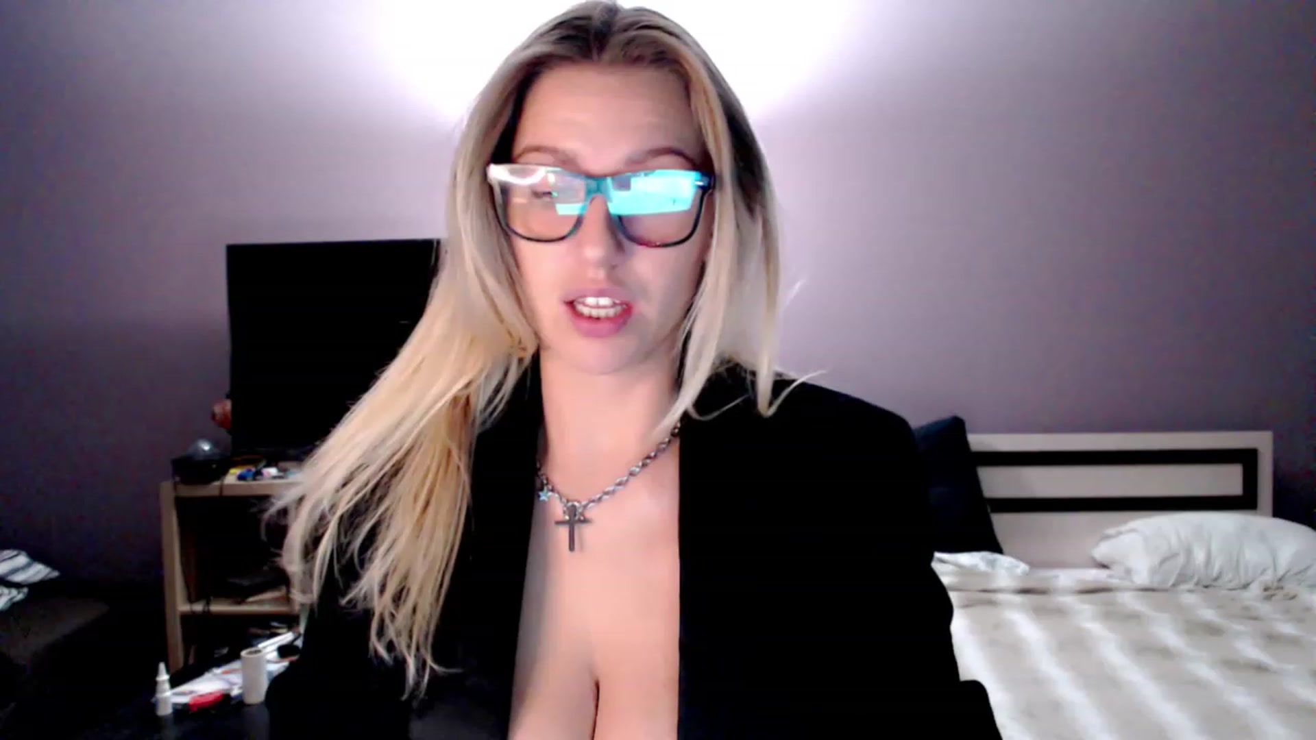 Gallery image thumbnail from VivicaCoke's myfreecams stream on, 12/01/2022, 17:52 image 3 of 20