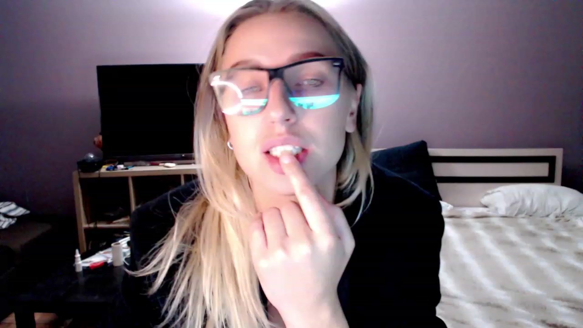 Gallery image thumbnail from VivicaCoke's myfreecams stream on, 12/01/2022, 17:52 image 2 of 20