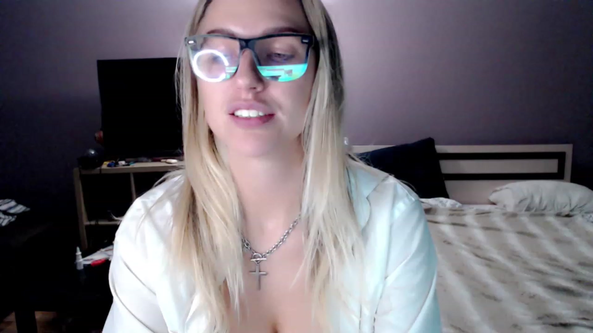 Gallery image thumbnail from VivicaCoke's myfreecams stream on, 12/01/2022, 19:21 image 12 of 20