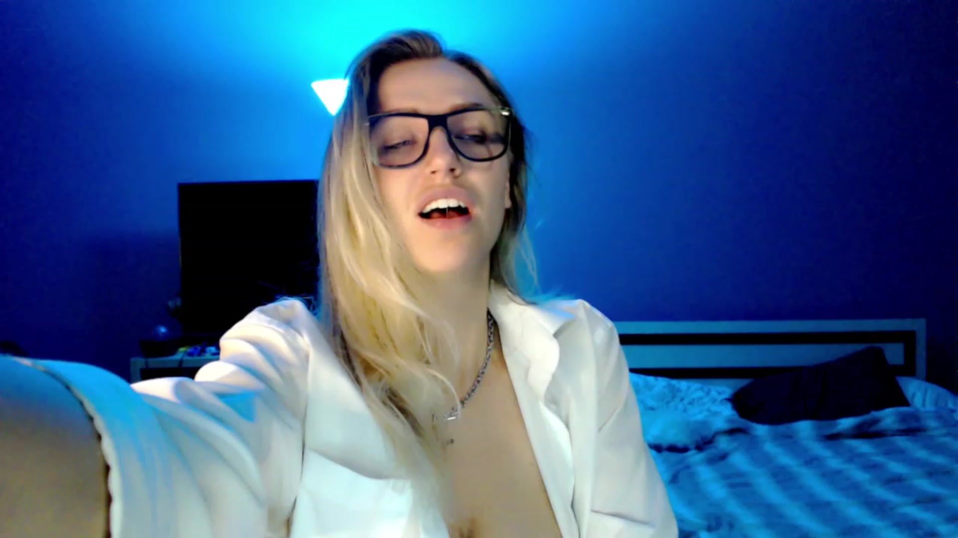 Gallery image thumbnail from VivicaCoke's myfreecams stream on, 12/07/2022, 18:10 image 17 of 20
