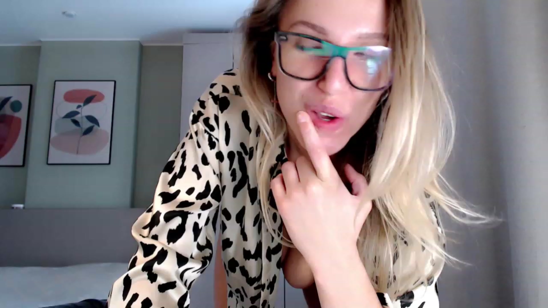 Gallery image thumbnail from VivicaCoke's myfreecams stream on, 03/08/2023, 09:31 image 2 of 20