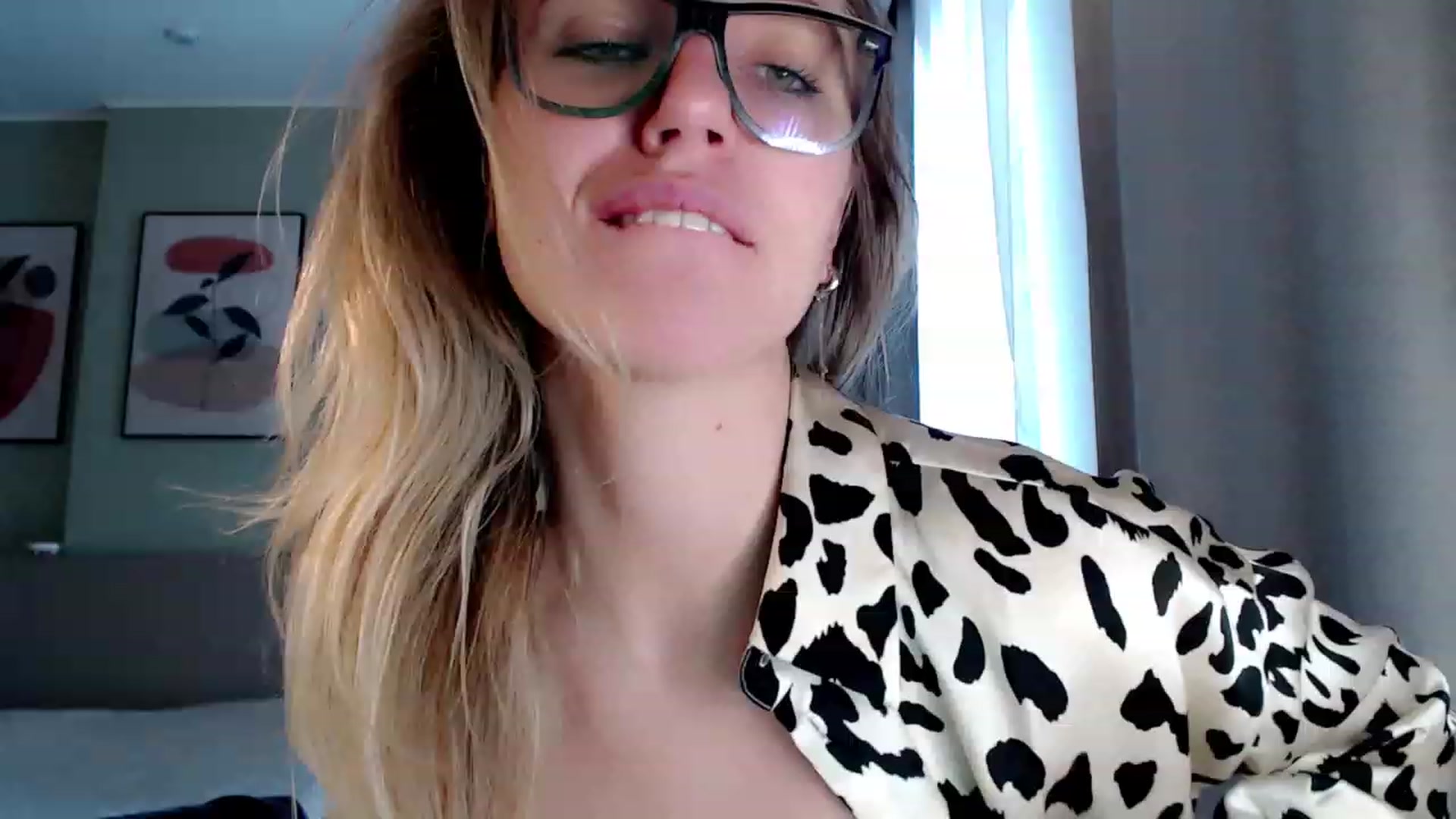 Gallery image thumbnail from VivicaCoke's myfreecams stream on, 03/08/2023, 09:31 image 4 of 20