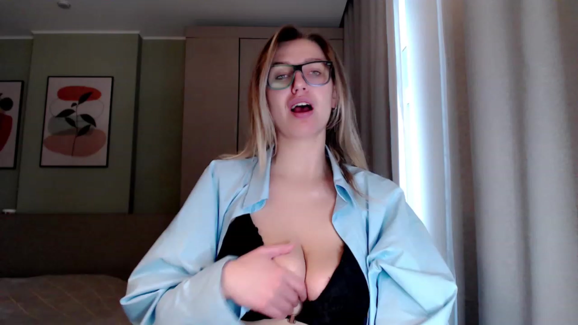 Gallery image thumbnail from VivicaCoke's myfreecams stream on, 03/11/2023, 13:39 image 13 of 20