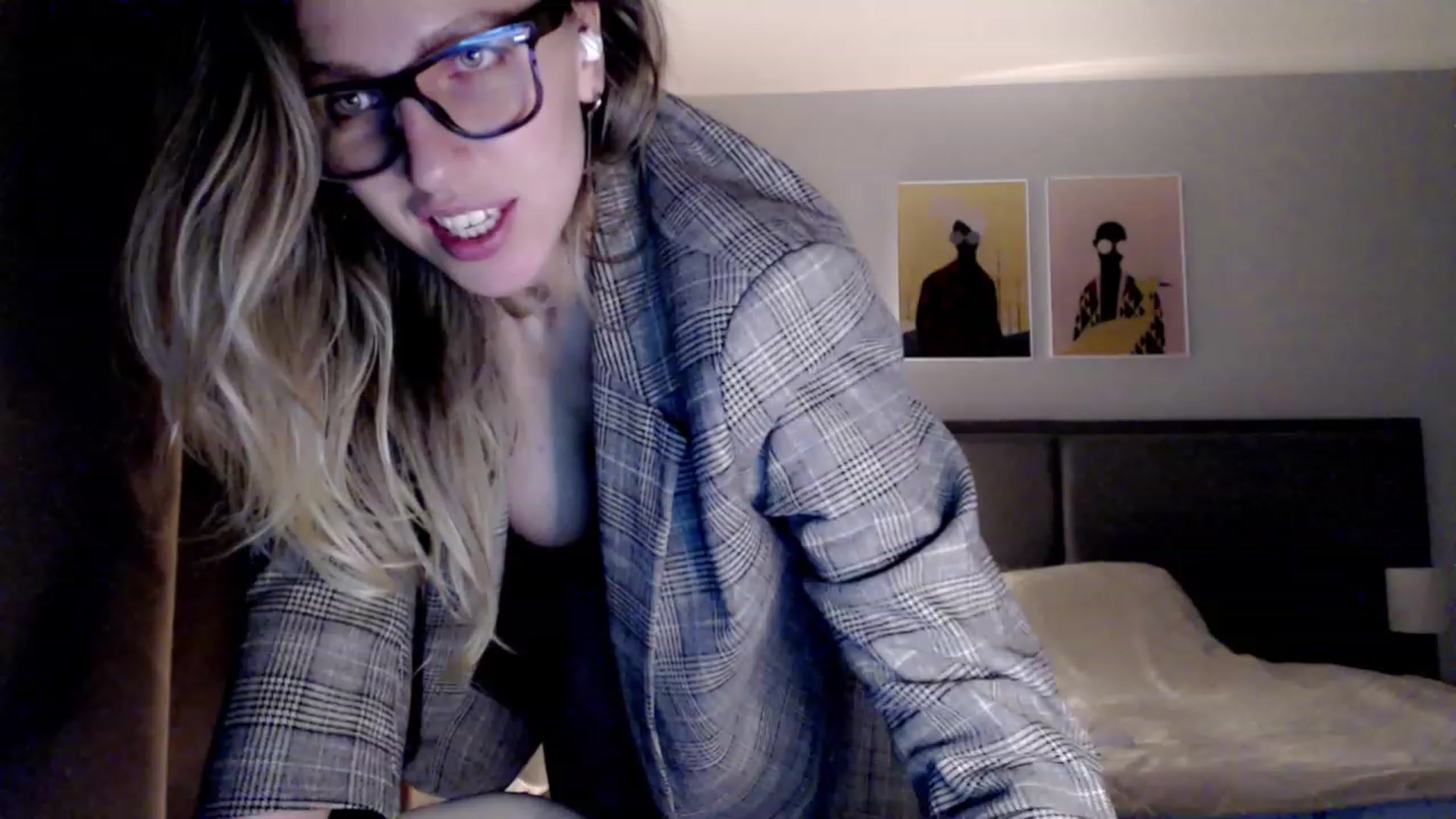 Gallery image thumbnail from VivicaCoke's myfreecams stream on, 04/03/2023, 19:43 image 7 of 20
