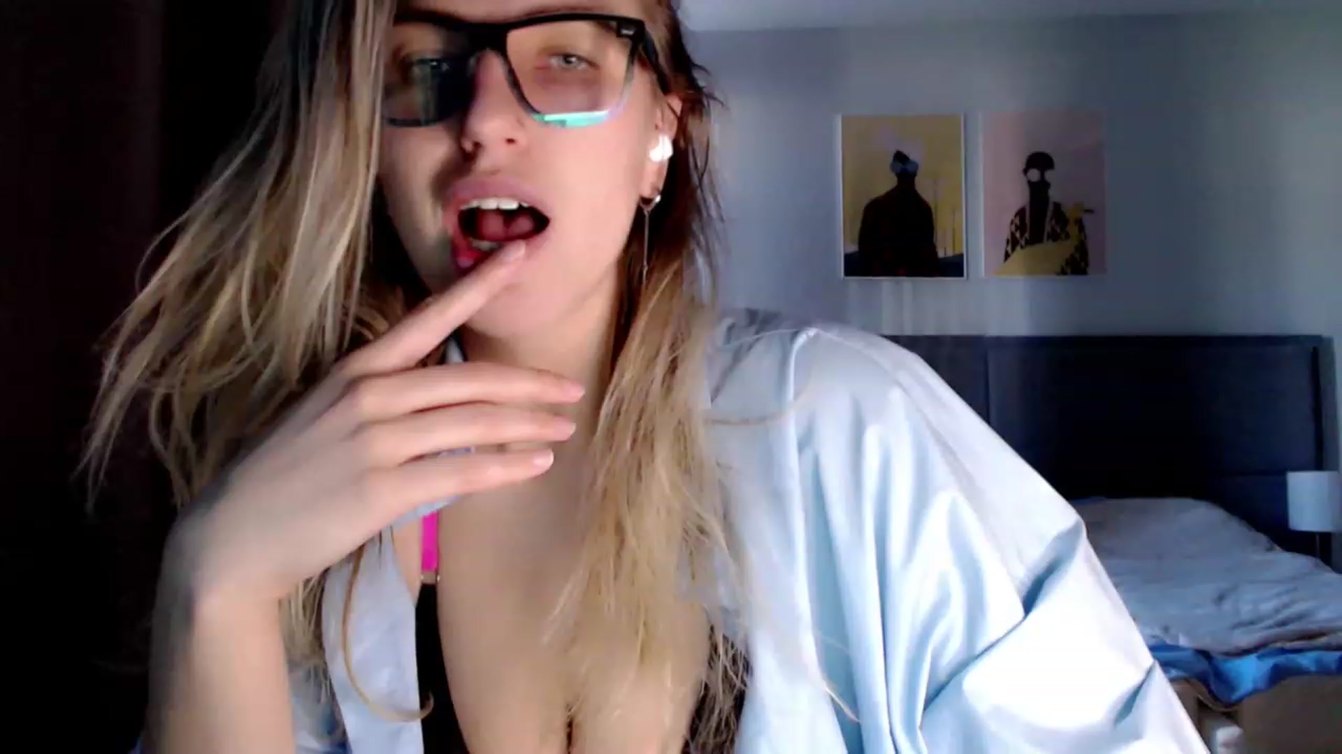 Gallery image thumbnail from VivicaCoke's myfreecams stream on, 04/08/2023, 09:36 image 6 of 20