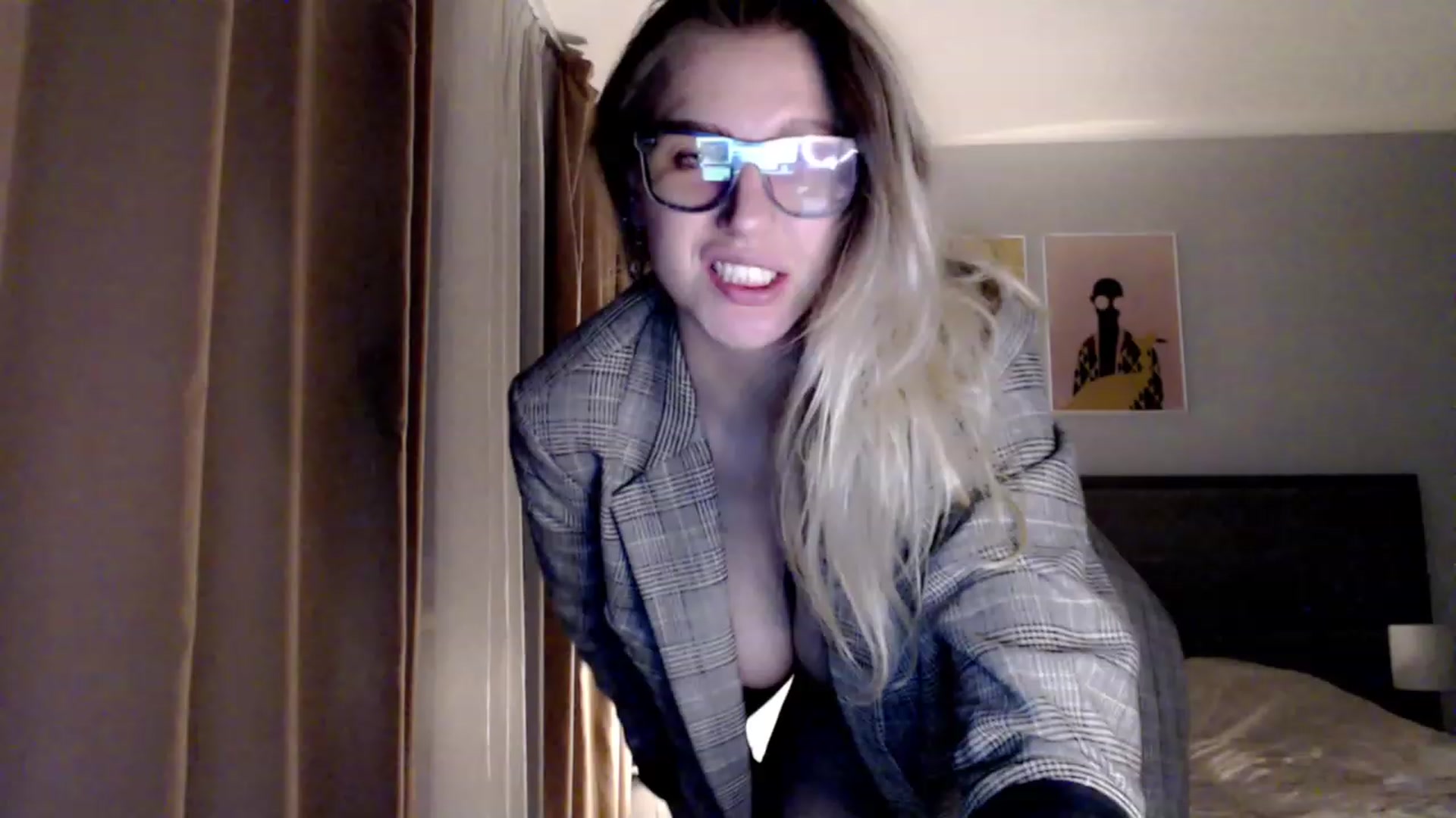 Gallery image thumbnail from VivicaCoke's myfreecams stream on, 04/09/2023, 18:24 image 14 of 20