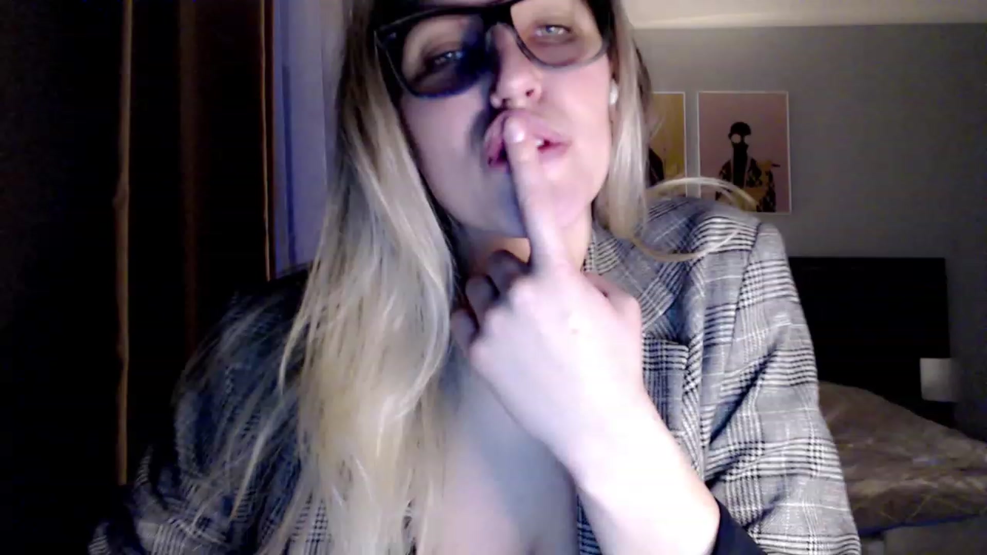 Gallery image thumbnail from VivicaCoke's myfreecams stream on, 04/09/2023, 18:24 image 7 of 20