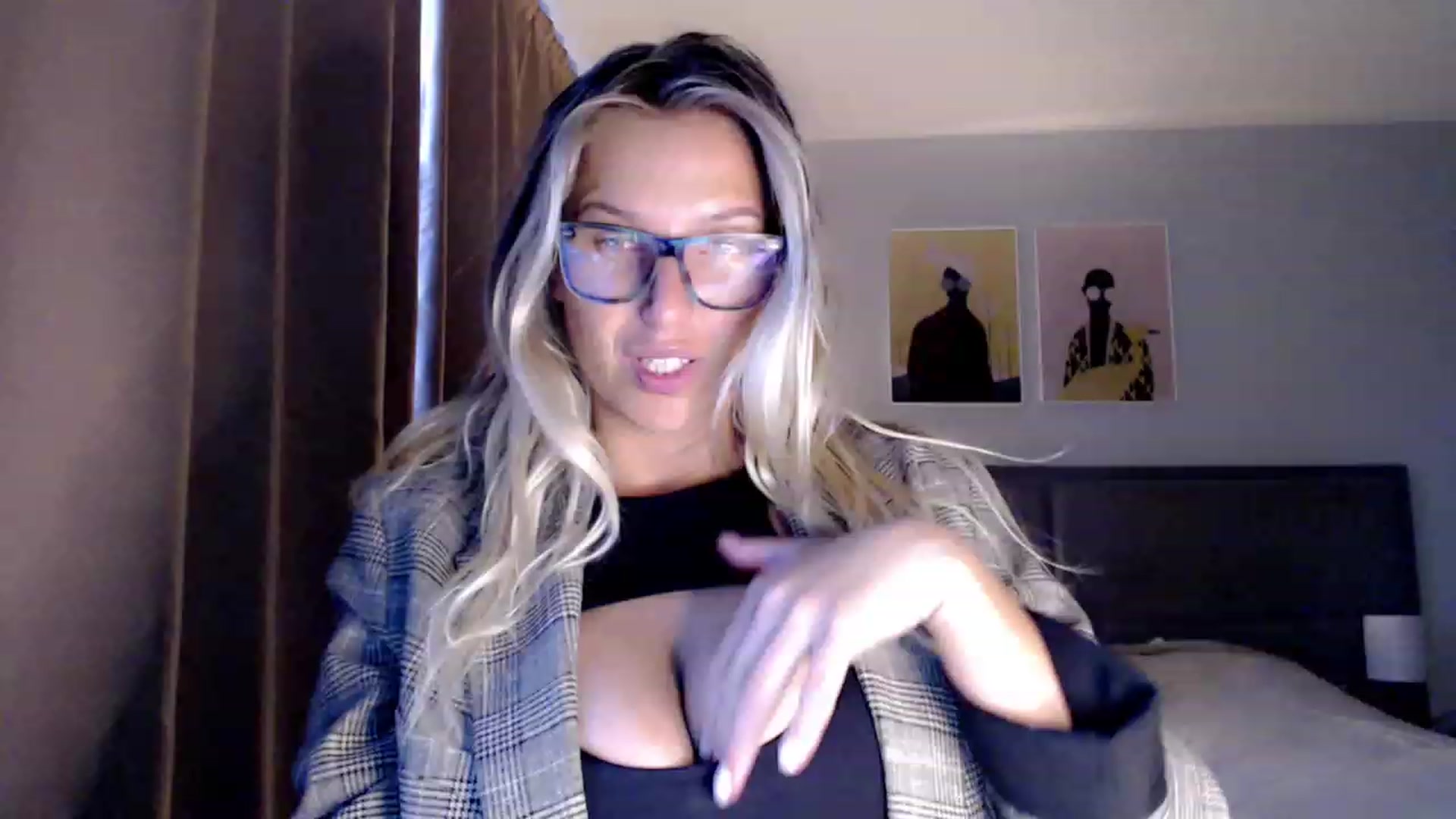 Gallery image thumbnail from VivicaCoke's myfreecams stream on, 07/10/2023, 19:11 image 3 of 20