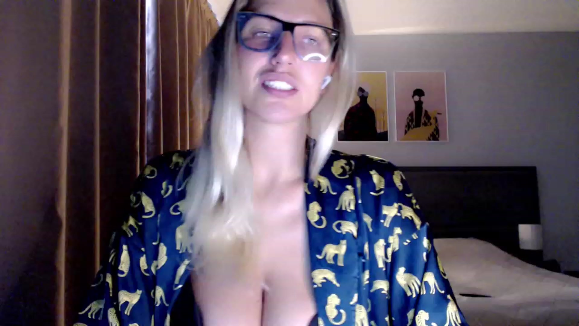 Gallery image thumbnail from VivicaCoke's myfreecams stream on, 07/31/2023, 18:35 image 2 of 20