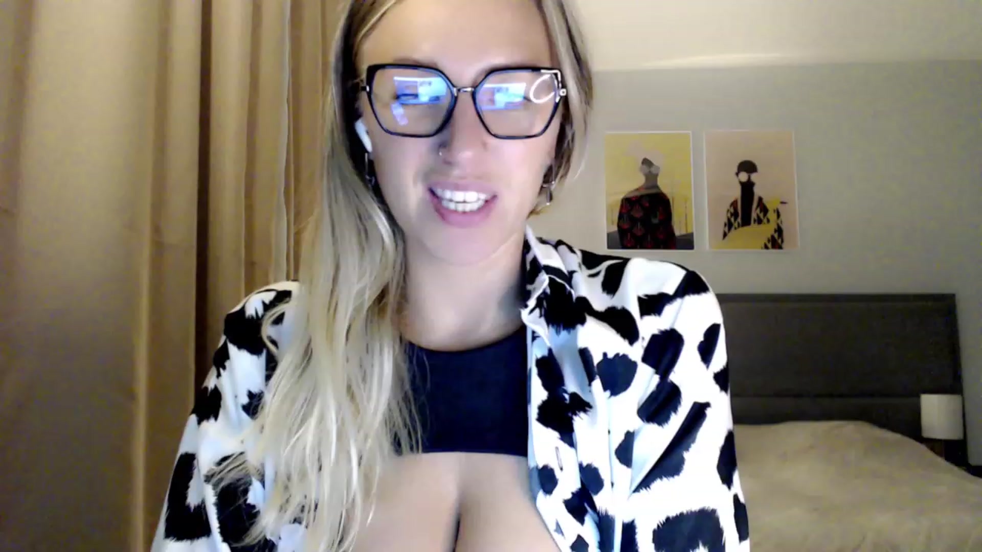 Gallery image thumbnail from VivicaCoke's myfreecams stream on, 09/04/2023, 18:43 image 4 of 20