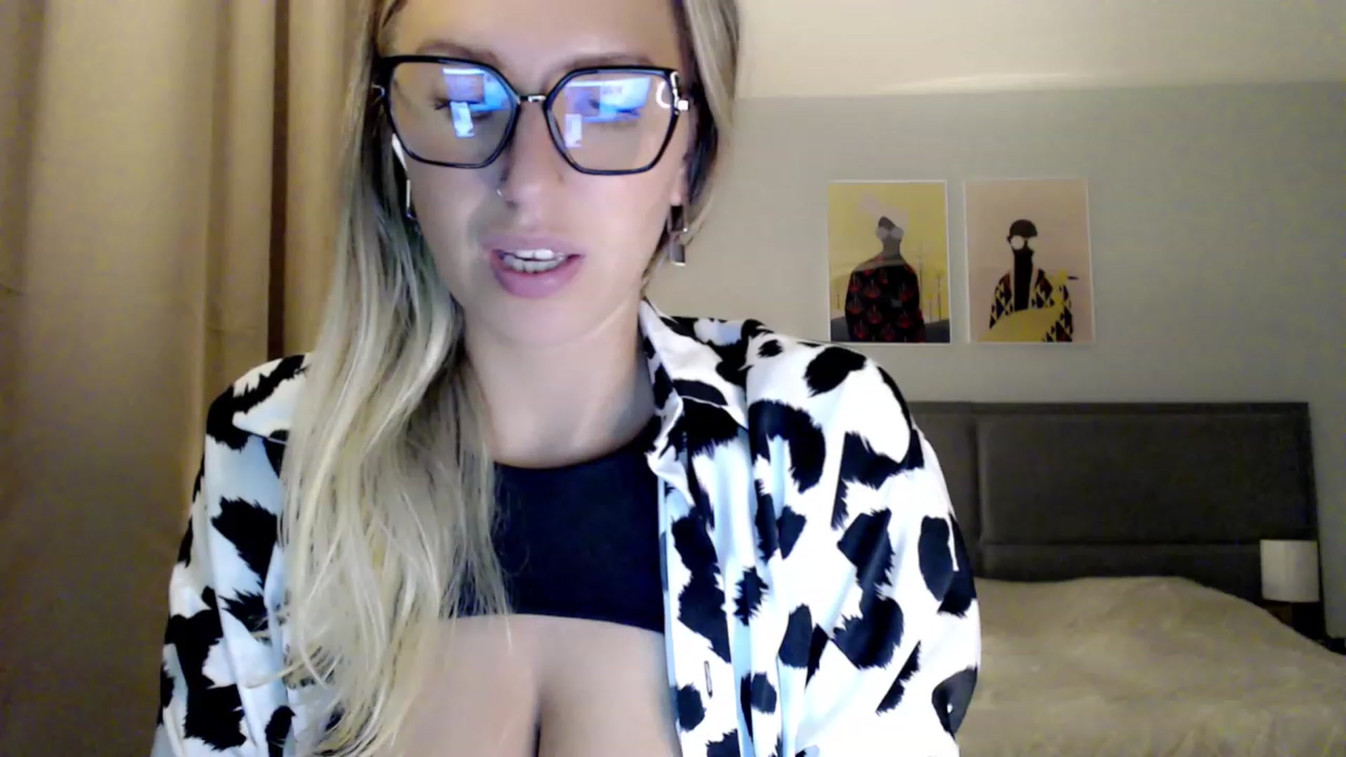 Gallery image thumbnail from VivicaCoke's myfreecams stream on, 09/04/2023, 18:43 image 3 of 20