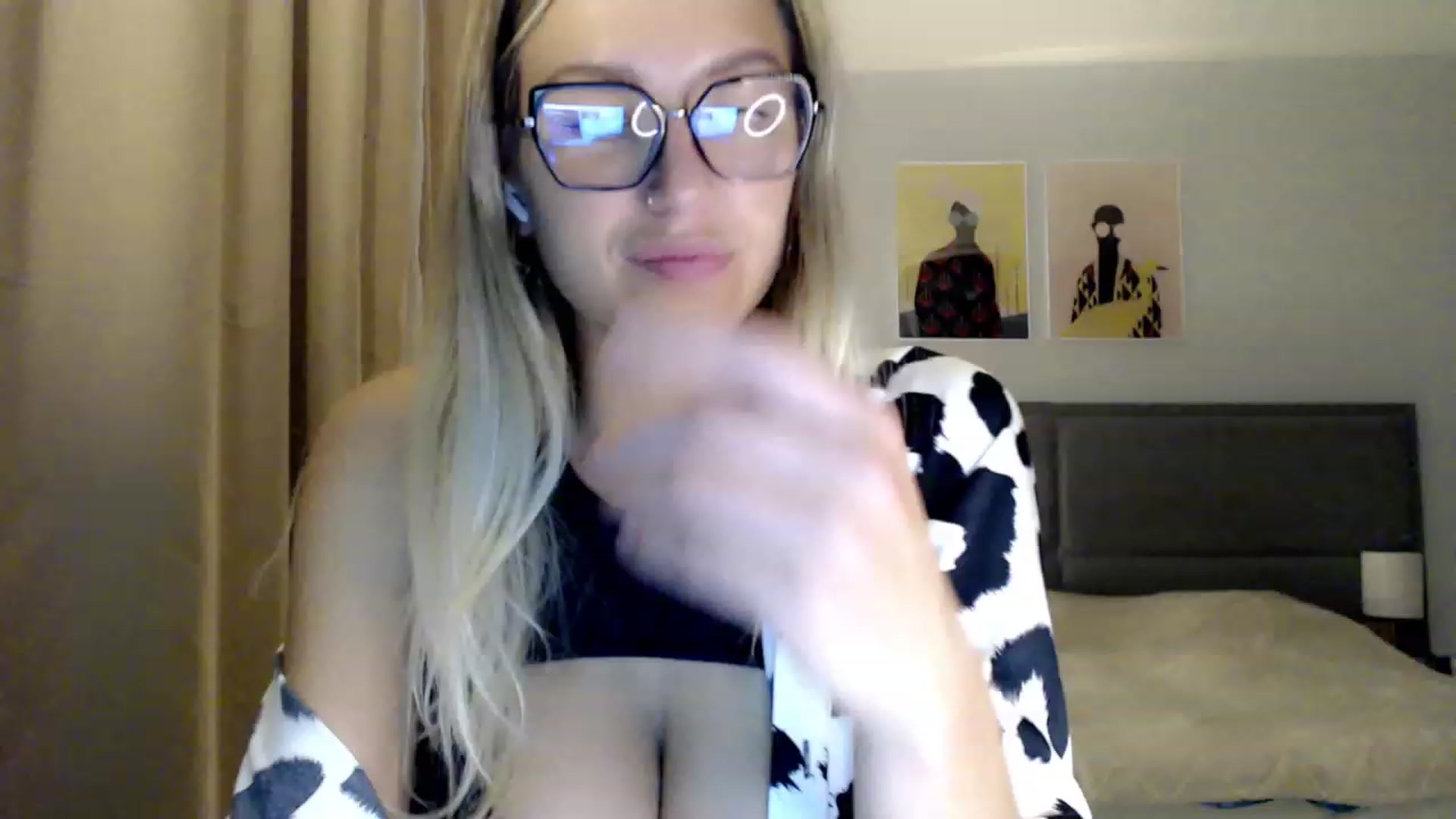 Gallery image thumbnail from VivicaCoke's myfreecams stream on, 09/04/2023, 18:43 image 15 of 20