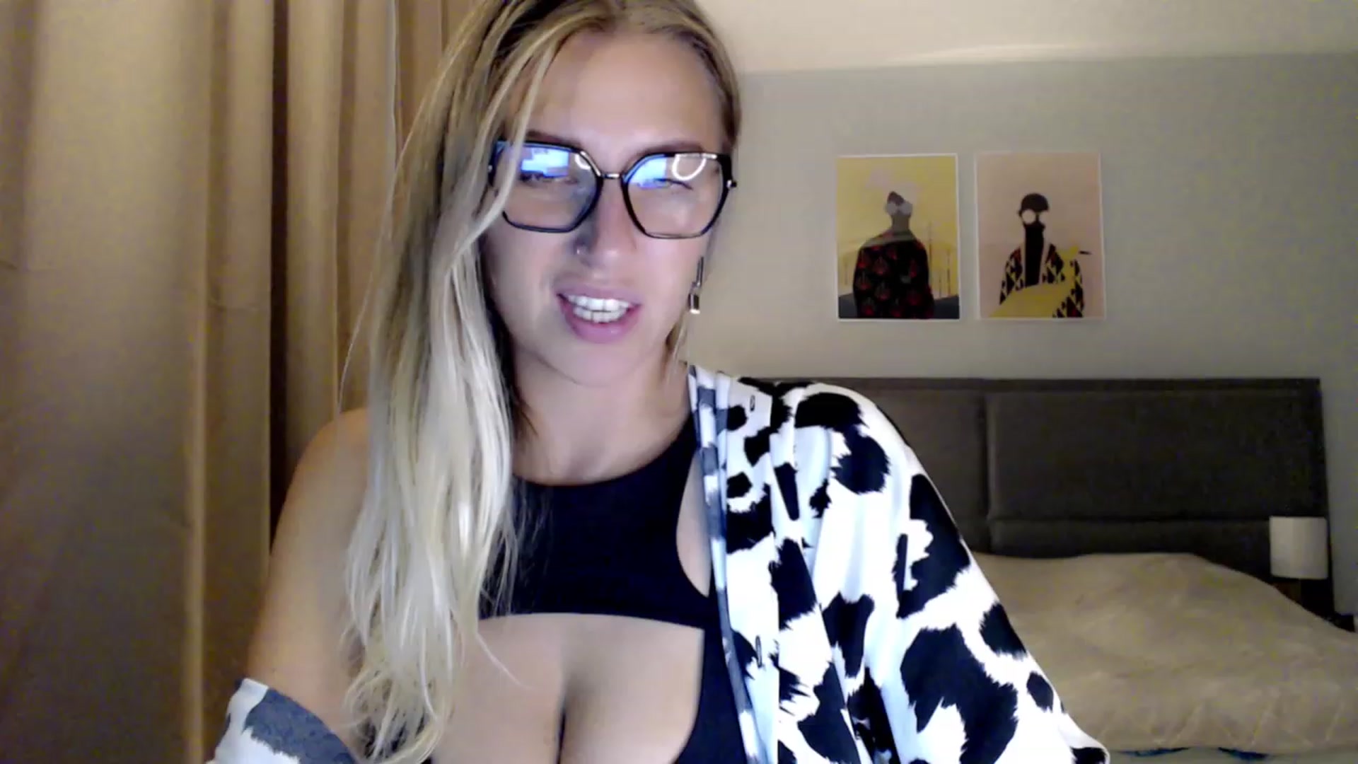 Gallery image thumbnail from VivicaCoke's myfreecams stream on, 09/04/2023, 18:43 image 18 of 20