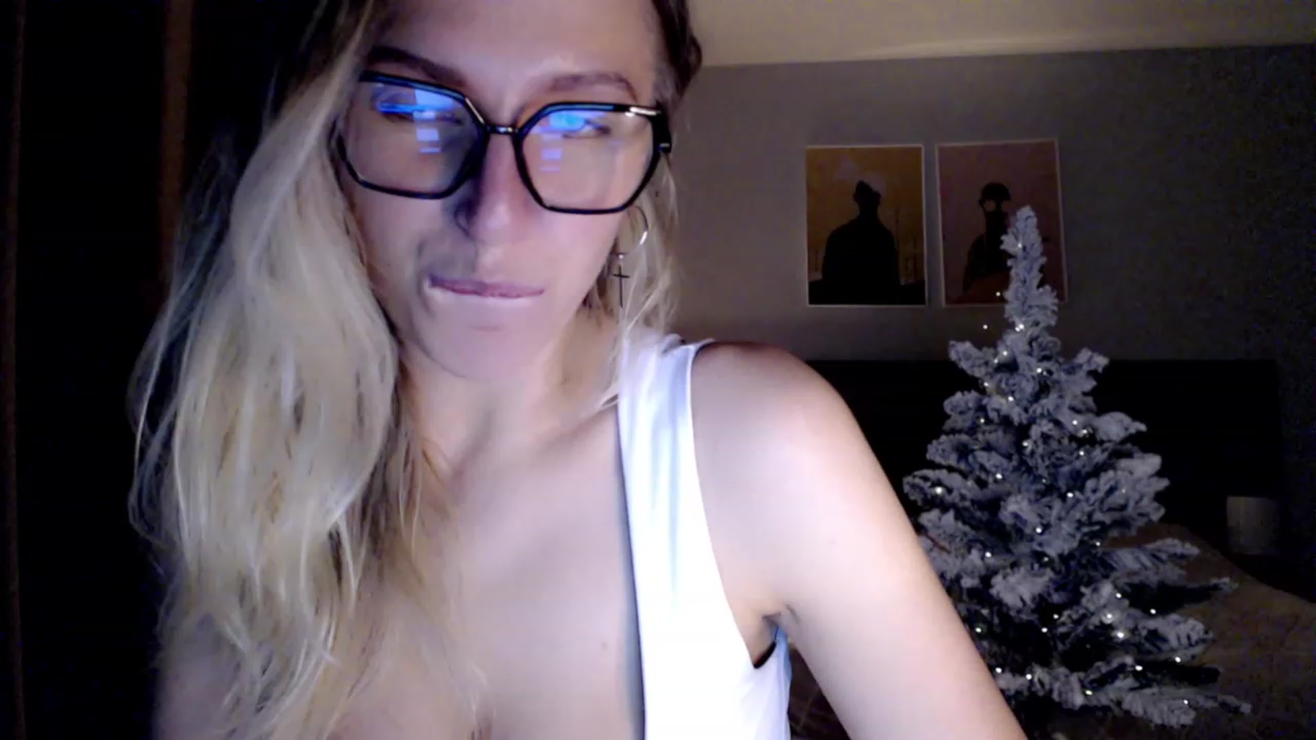 Gallery image thumbnail from VivicaCoke's myfreecams stream on, 12/25/2023, 19:20 image 12 of 20