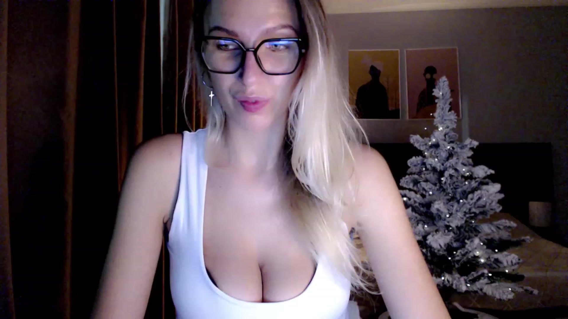 Gallery image thumbnail from VivicaCoke's myfreecams stream on, 12/25/2023, 19:20 image 2 of 20