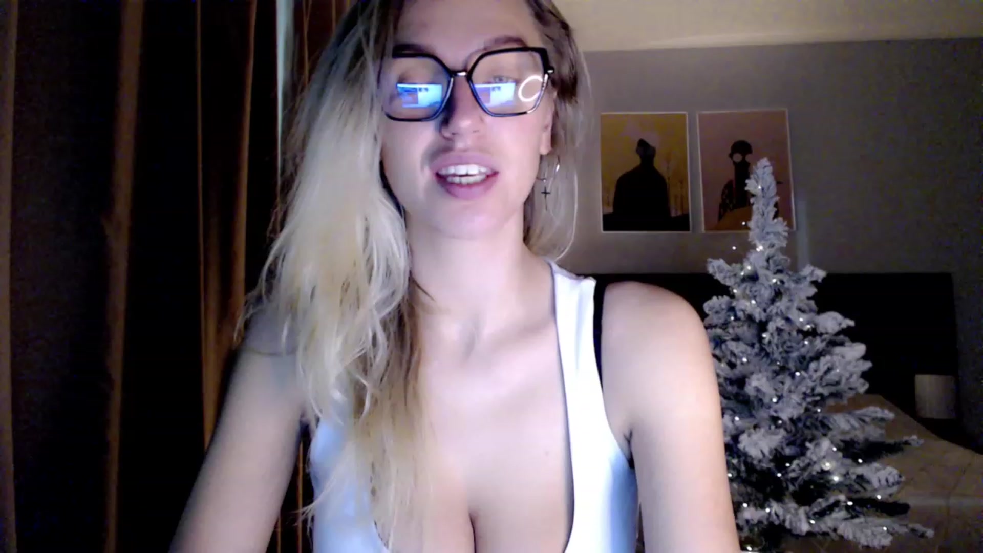 Gallery image thumbnail from VivicaCoke's myfreecams stream on, 12/25/2023, 19:20 image 3 of 20