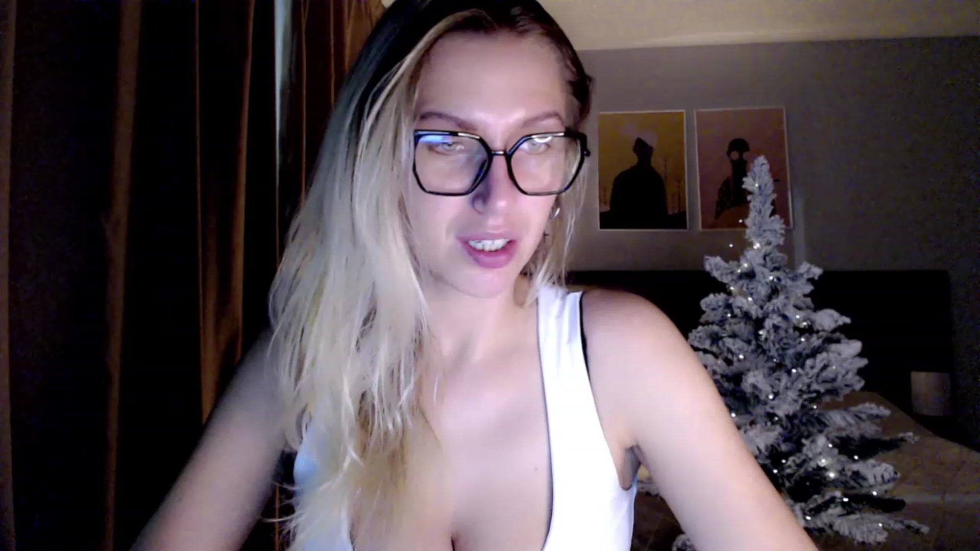Gallery image thumbnail from VivicaCoke's myfreecams stream on, 12/25/2023, 19:20 image 4 of 20
