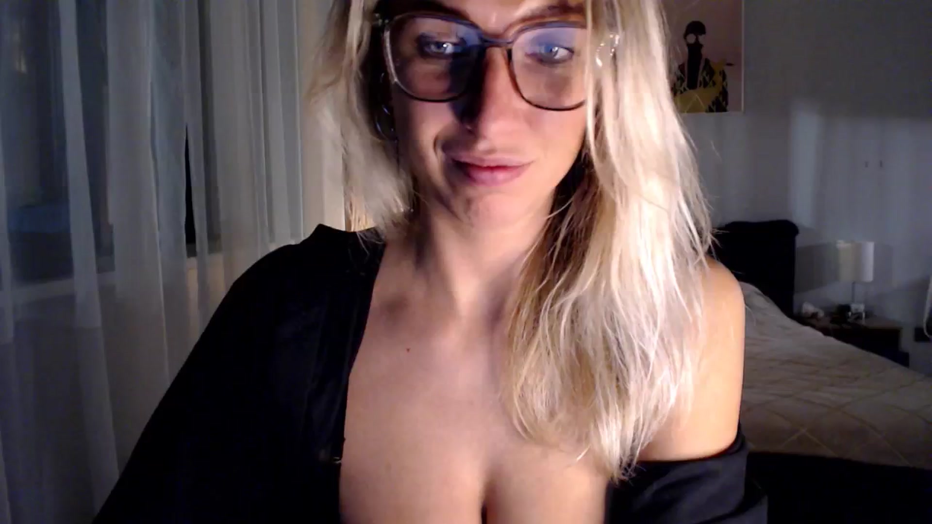 Gallery image thumbnail from VivicaCoke's myfreecams stream on, 11/26/2024, 18:39 image 13 of 20