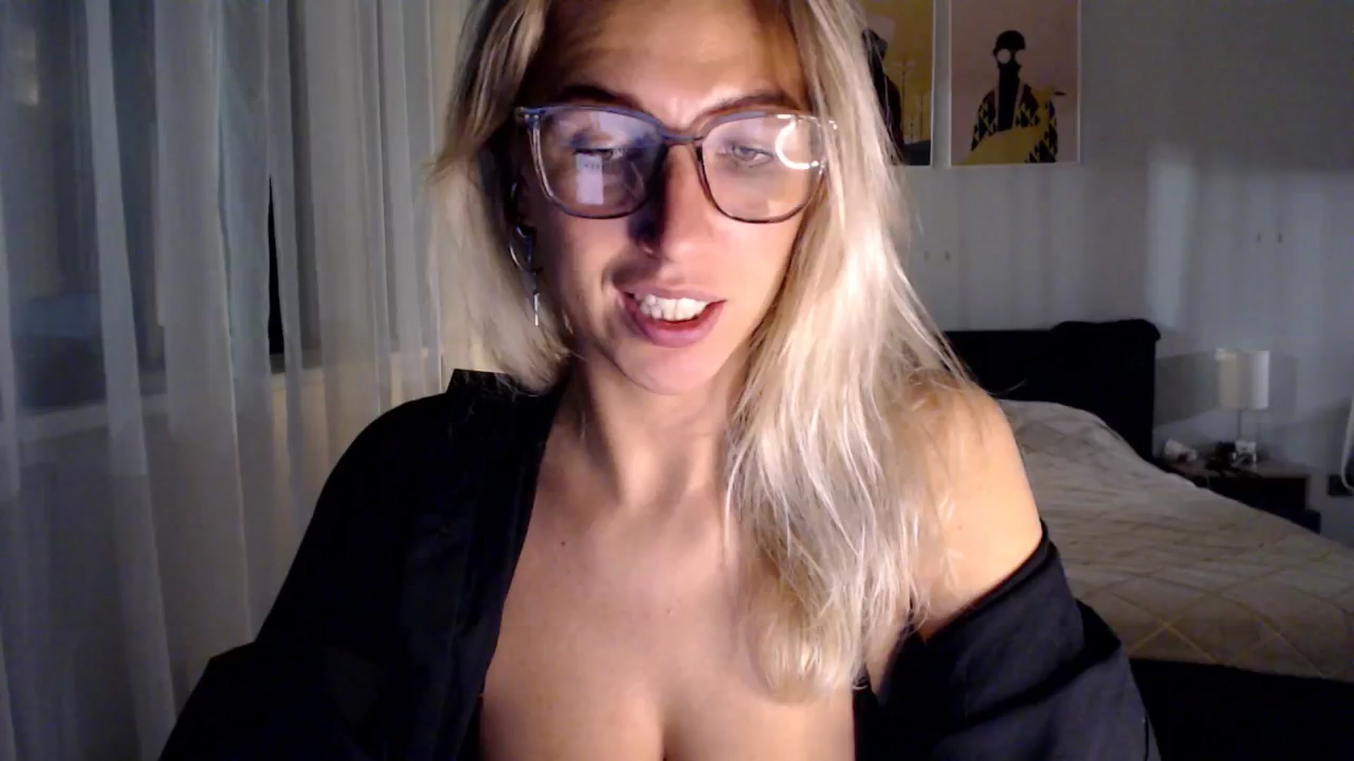 Gallery image thumbnail from VivicaCoke's myfreecams stream on, 11/26/2024, 18:39 image 8 of 20