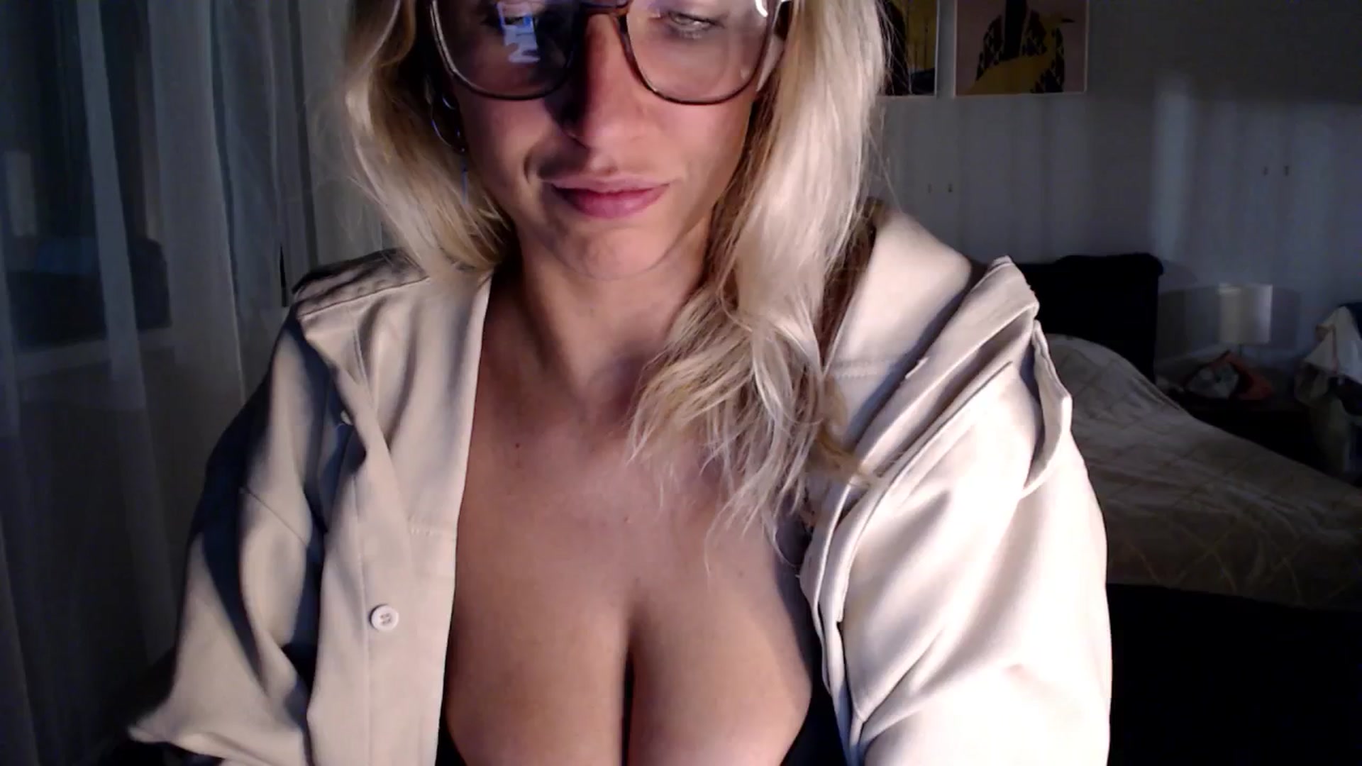 Gallery image thumbnail from VivicaCoke's myfreecams stream on, 11/28/2024, 18:25 image 11 of 20
