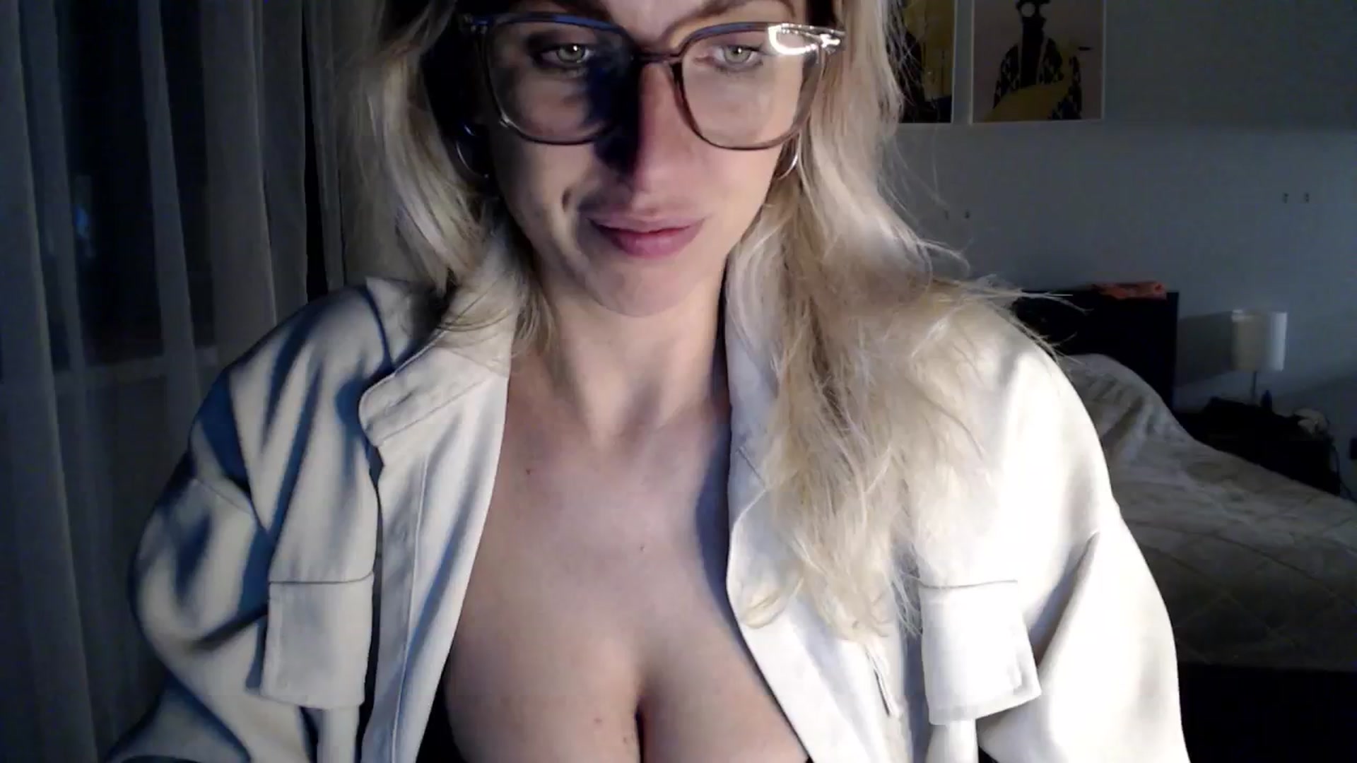 Gallery image thumbnail from VivicaCoke's myfreecams stream on, 12/17/2024, 17:12 image 14 of 20