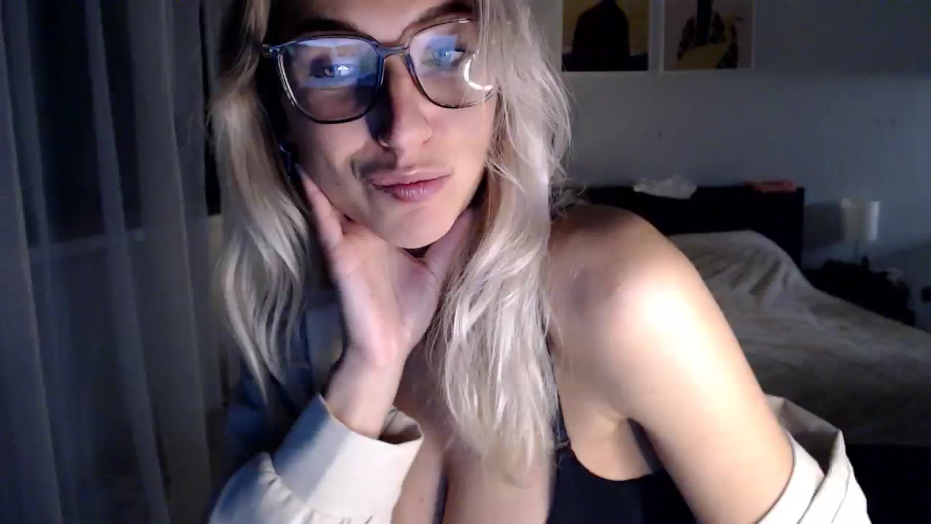 Gallery image thumbnail from VivicaCoke's myfreecams stream on, 12/17/2024, 18:49 image 19 of 20
