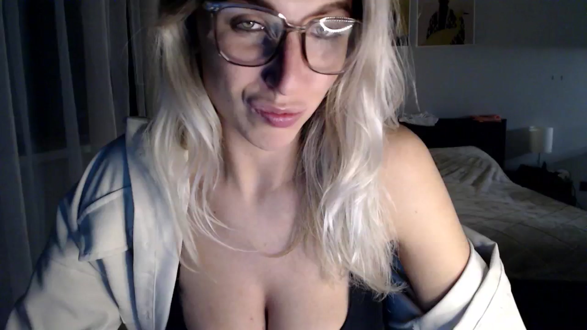 Gallery image thumbnail from VivicaCoke's myfreecams stream on, 12/17/2024, 18:49 image 18 of 20