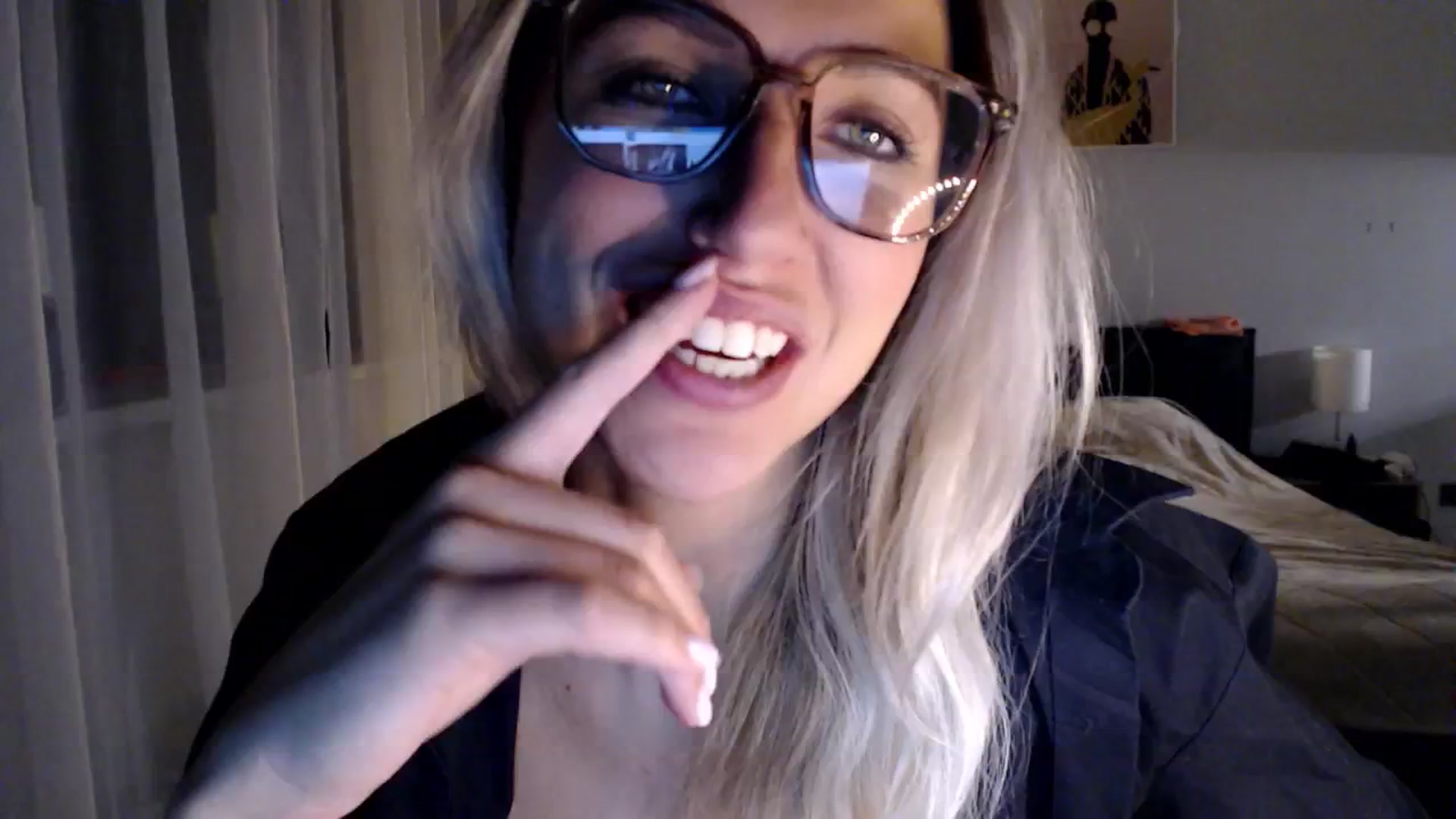 Gallery image thumbnail from VivicaCoke's myfreecams stream on, 12/18/2024, 19:03 image 17 of 20
