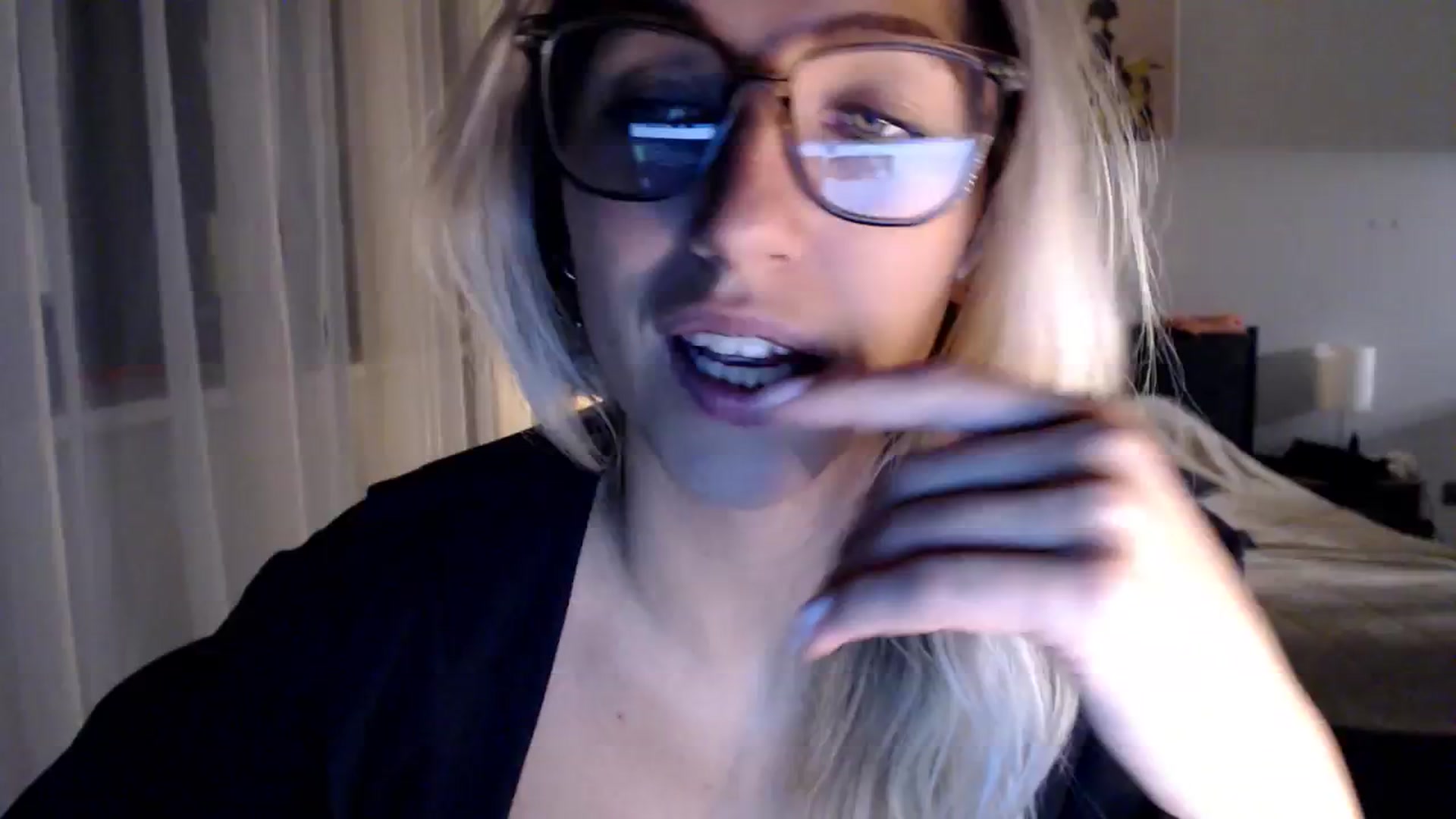 Gallery image thumbnail from VivicaCoke's myfreecams stream on, 12/18/2024, 19:03 image 14 of 20