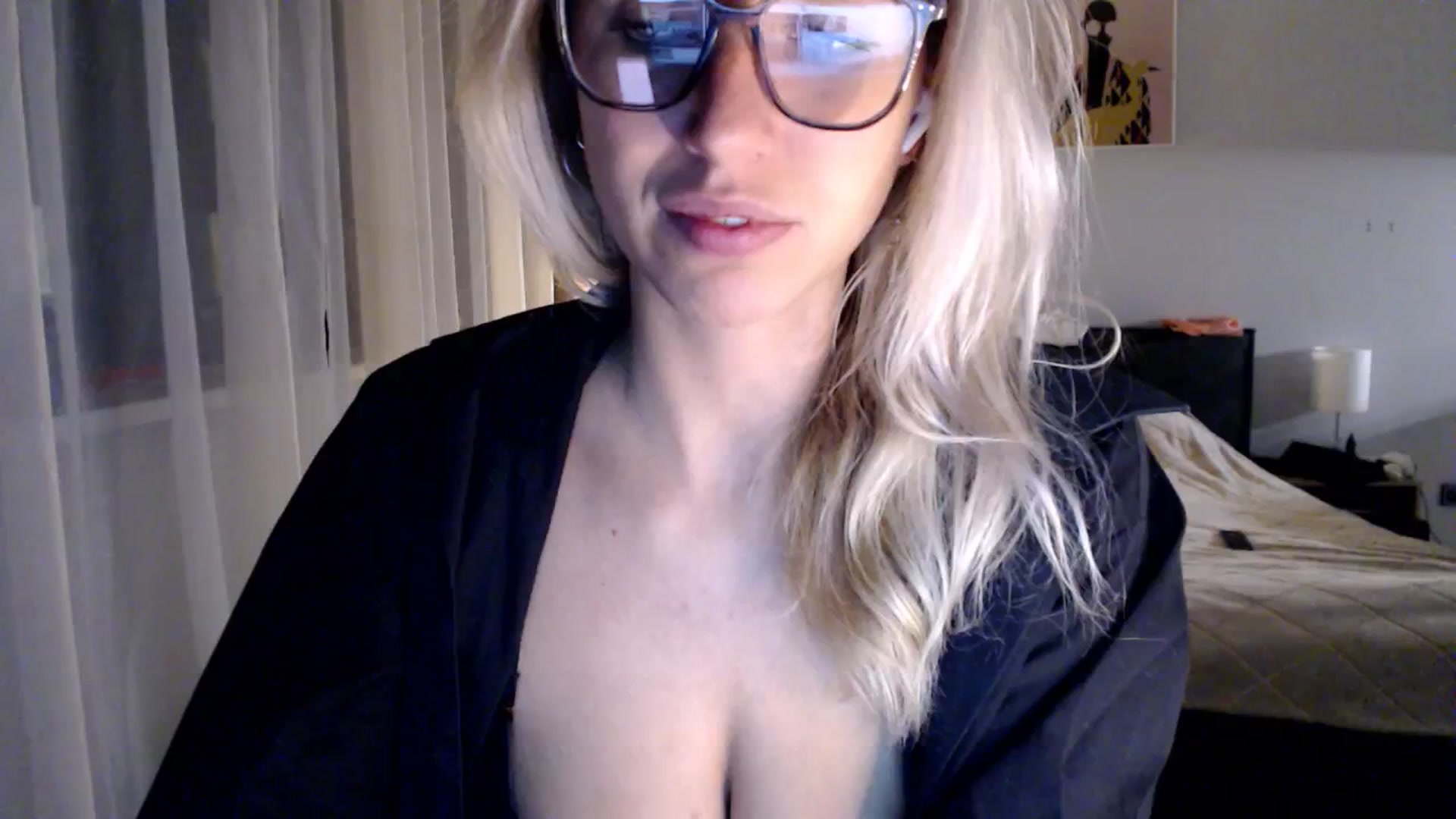 Gallery image thumbnail from VivicaCoke's myfreecams stream on, 12/18/2024, 19:03 image 1 of 20