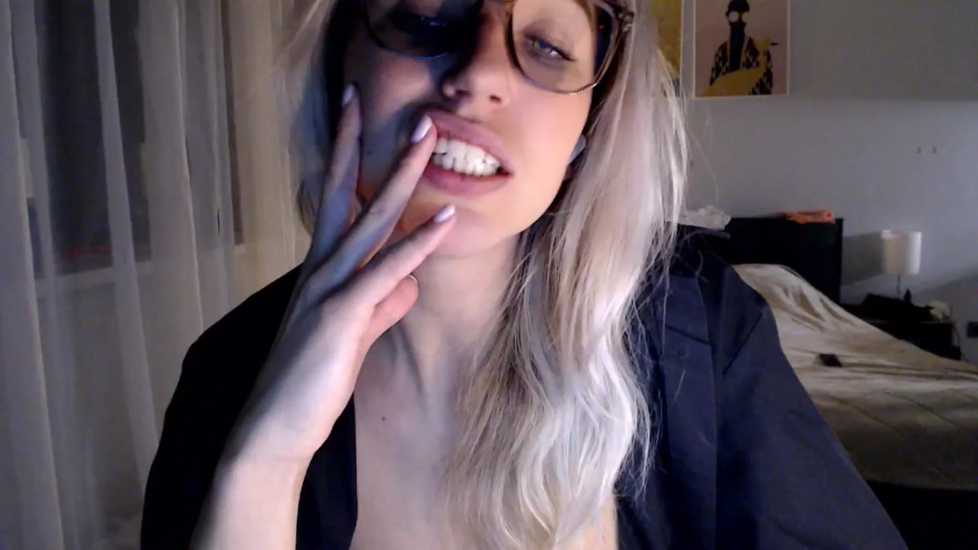 Gallery image thumbnail from VivicaCoke's myfreecams stream on, 12/18/2024, 19:03 image 18 of 20
