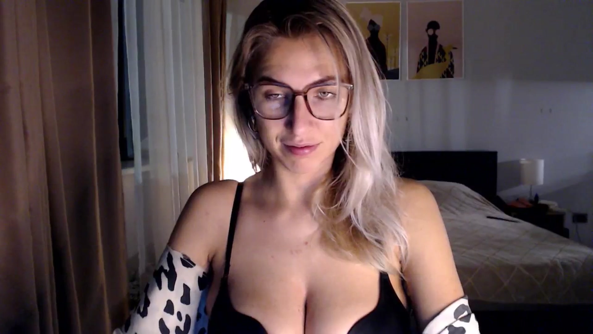 Gallery image thumbnail from VivicaCoke's myfreecams stream on, 12/25/2024, 15:36 image 5 of 20