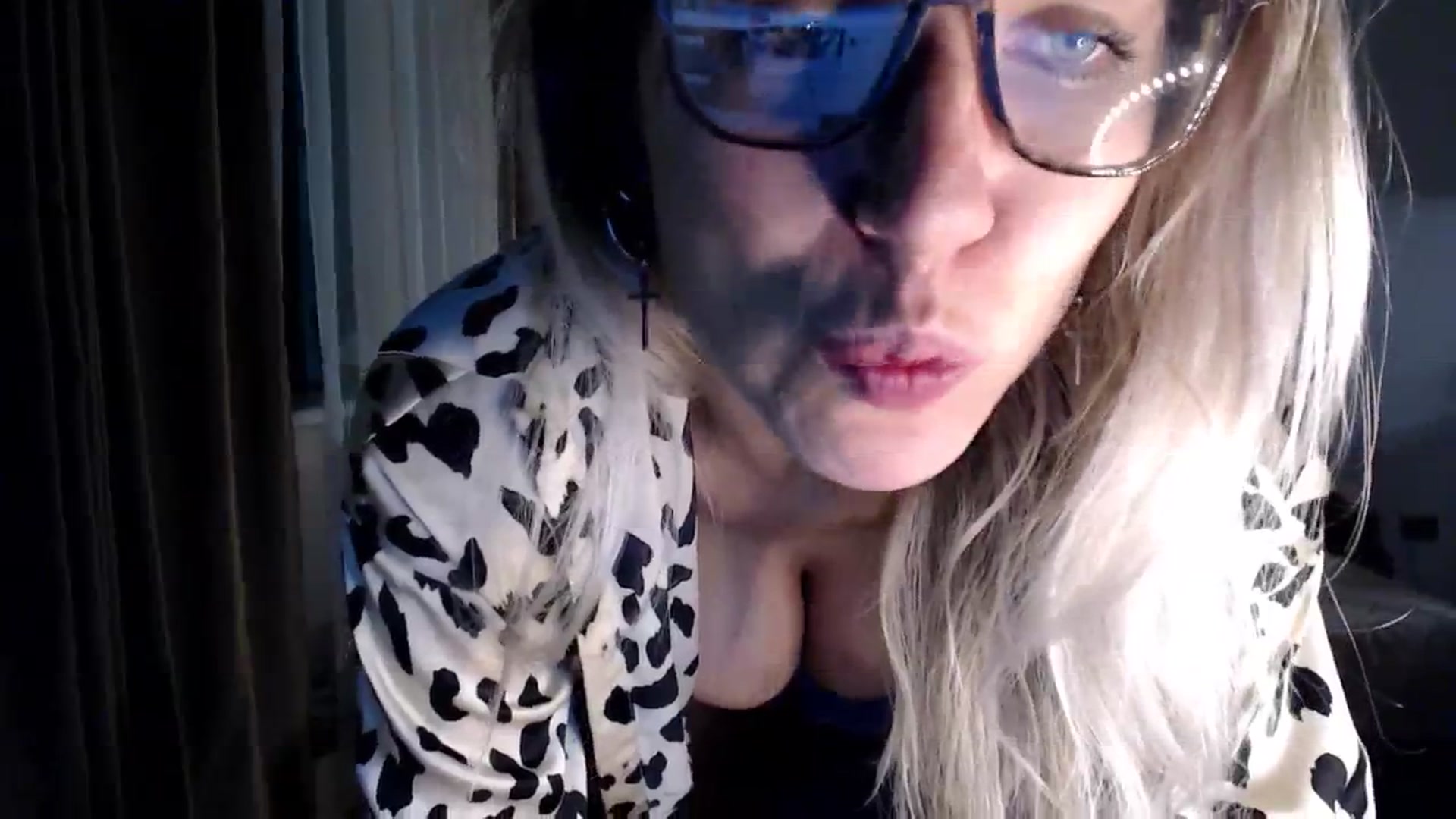 Gallery image thumbnail from VivicaCoke's myfreecams stream on, 12/25/2024, 15:36 image 11 of 20