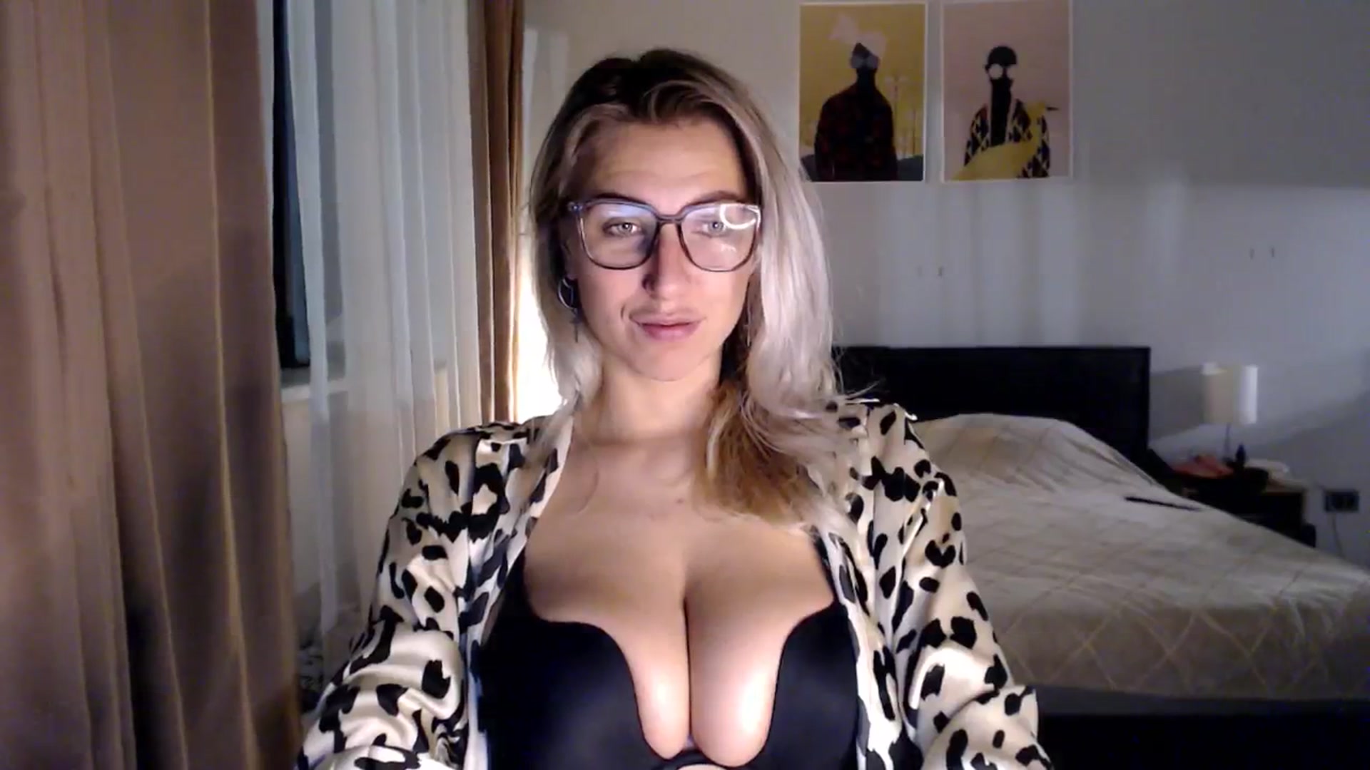 Gallery image thumbnail from VivicaCoke's myfreecams stream on, 12/25/2024, 15:36 image 13 of 20