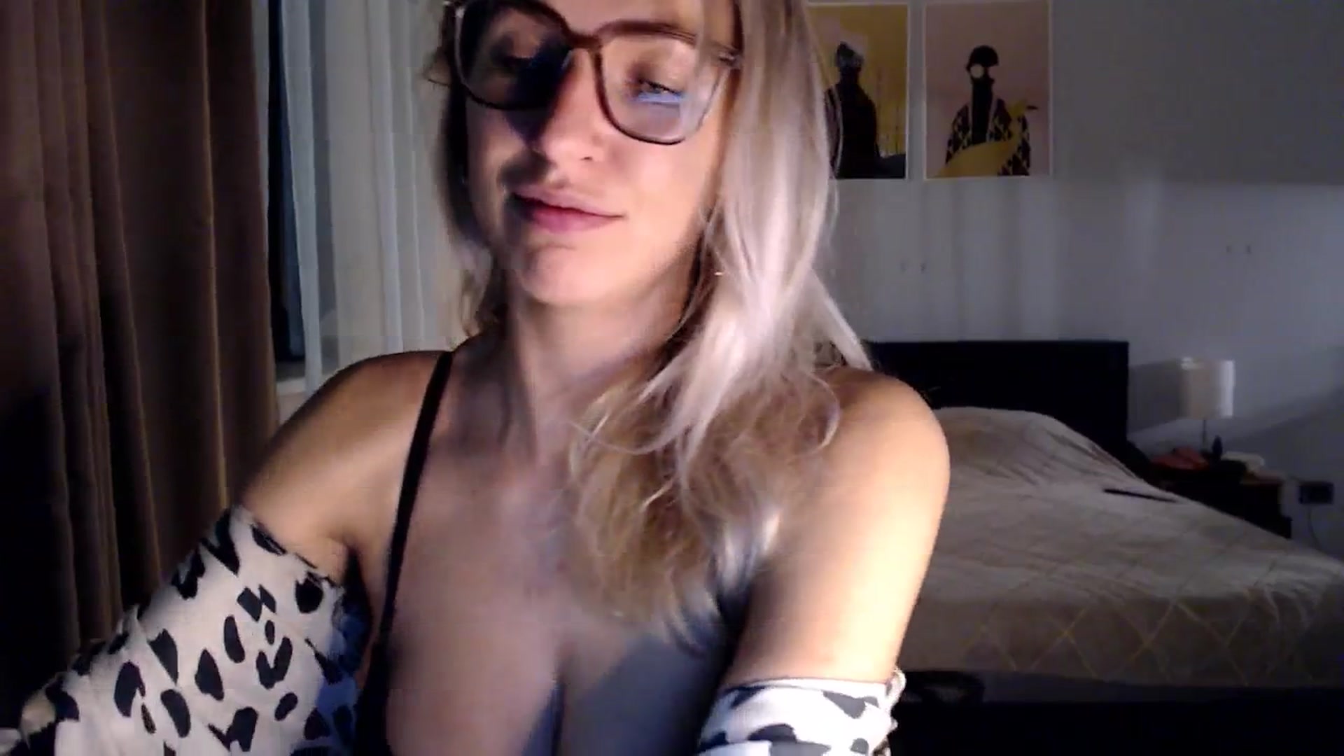 Gallery image thumbnail from VivicaCoke's myfreecams stream on, 12/25/2024, 15:36 image 6 of 20