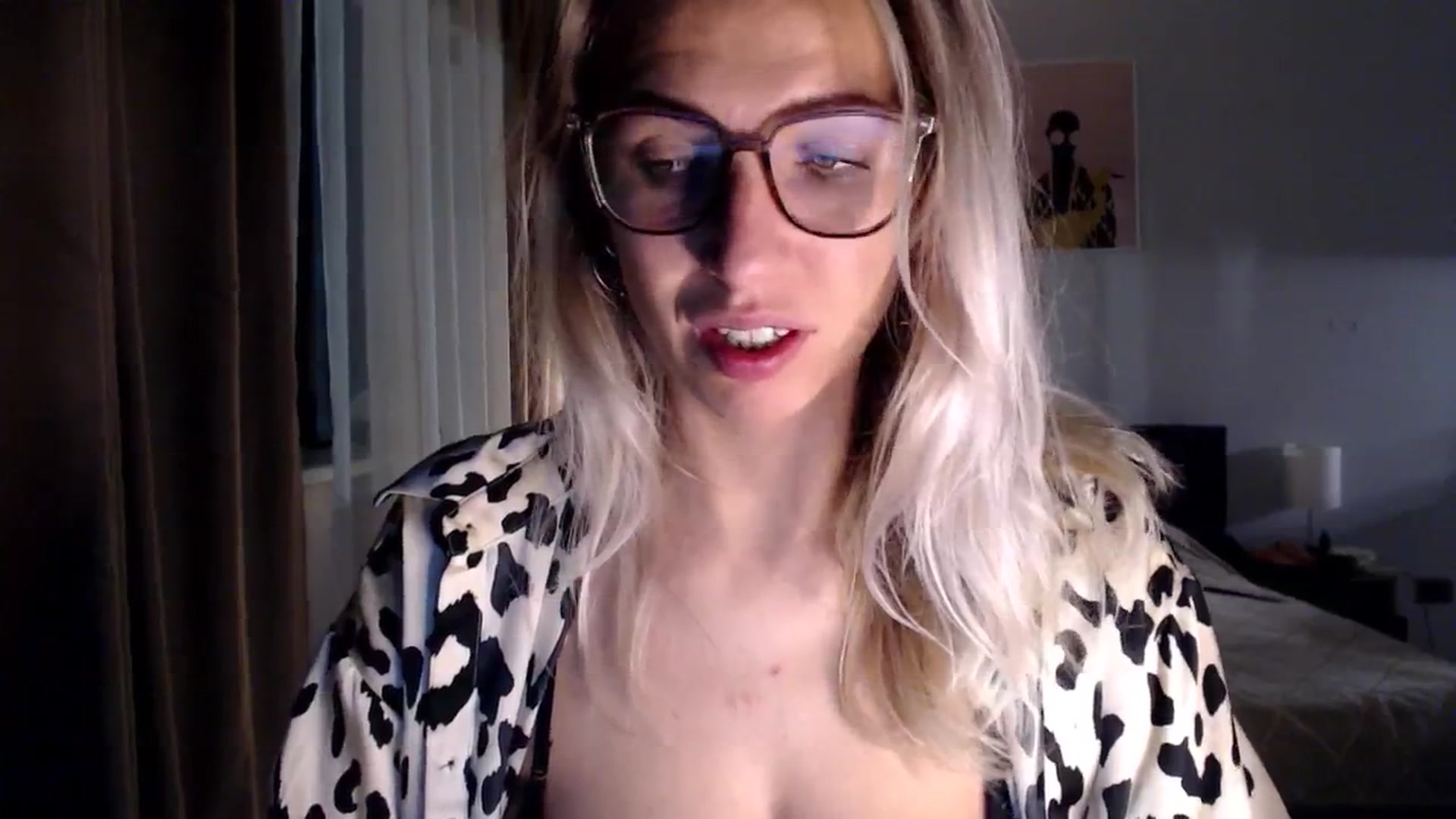Gallery image thumbnail from VivicaCoke's myfreecams stream on, 12/25/2024, 15:36 image 17 of 20
