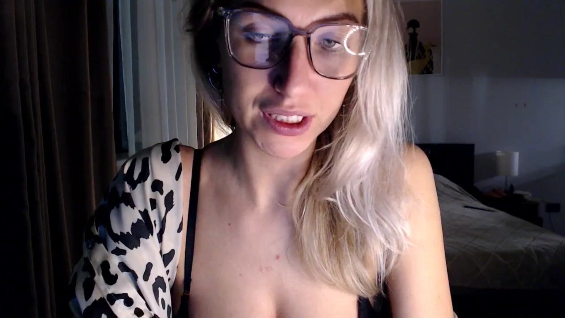 Gallery image thumbnail from VivicaCoke's myfreecams stream on, 12/25/2024, 15:36 image 2 of 20