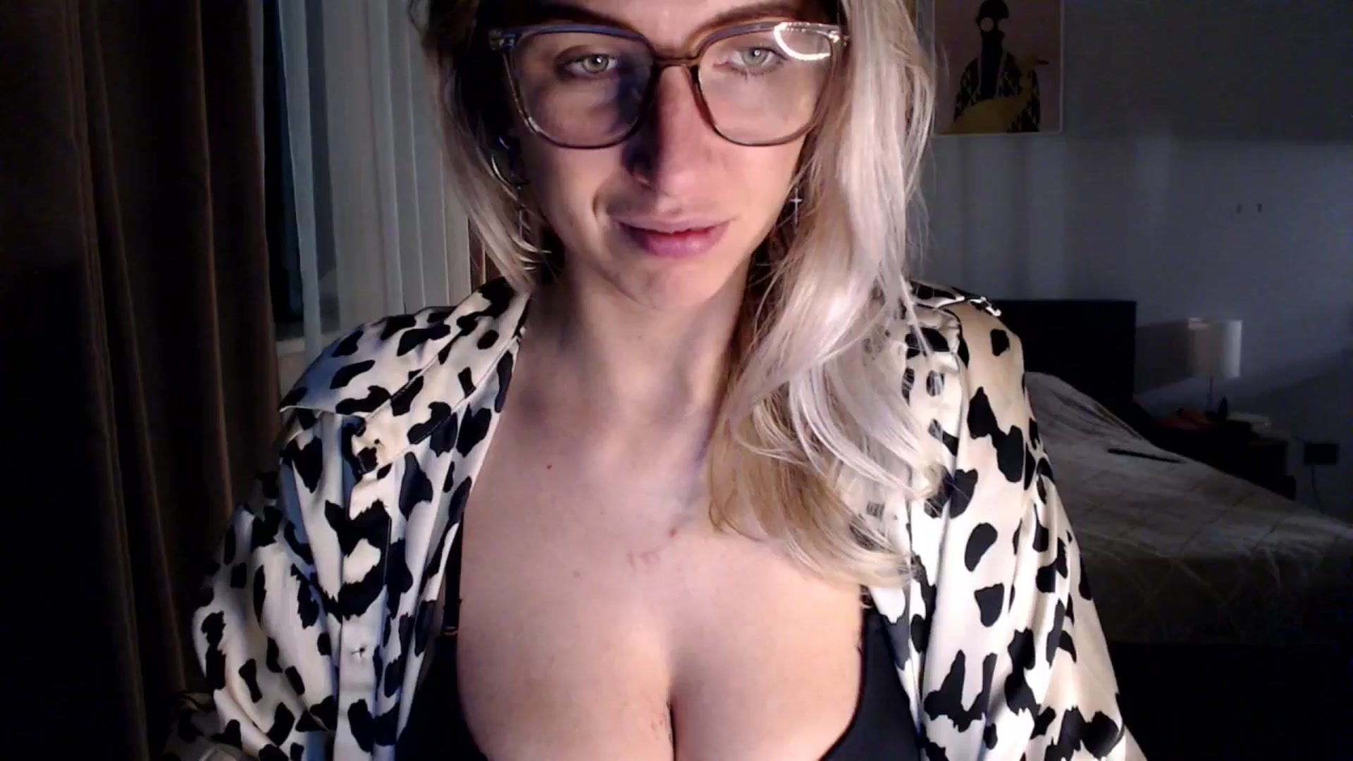 Gallery image thumbnail from VivicaCoke's myfreecams stream on, 12/25/2024, 16:16 image 4 of 20